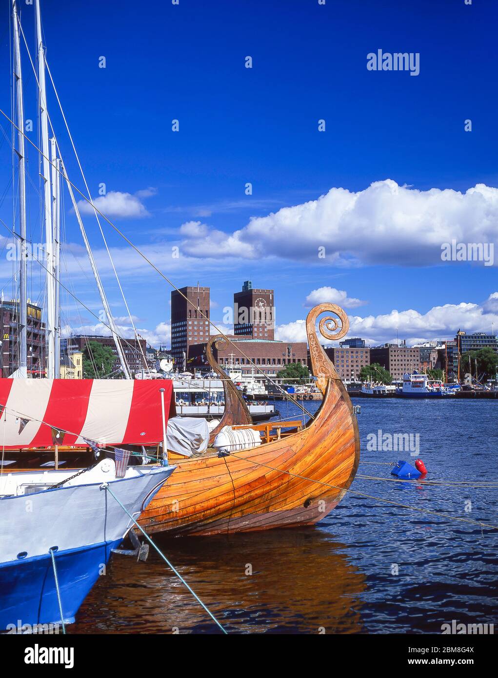 Rathaus und Nachbau Wikingerschiff, Oslo Hafen, Oslo, Königreich Norwegen Stockfoto