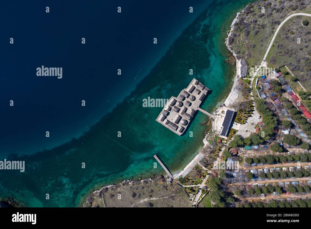 Luftaufnahme des Museums auf dem Wasser in der Bucht der Knochen am Ohrid See in Nord-Mazedonien Stockfoto