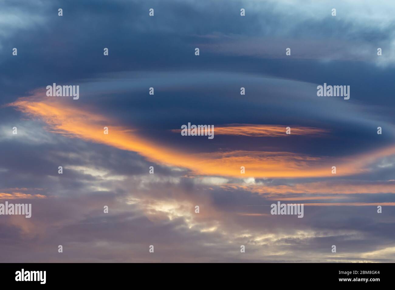 Linsenwolken bei Sonnenuntergang am Himmel von Andalusien Stockfoto