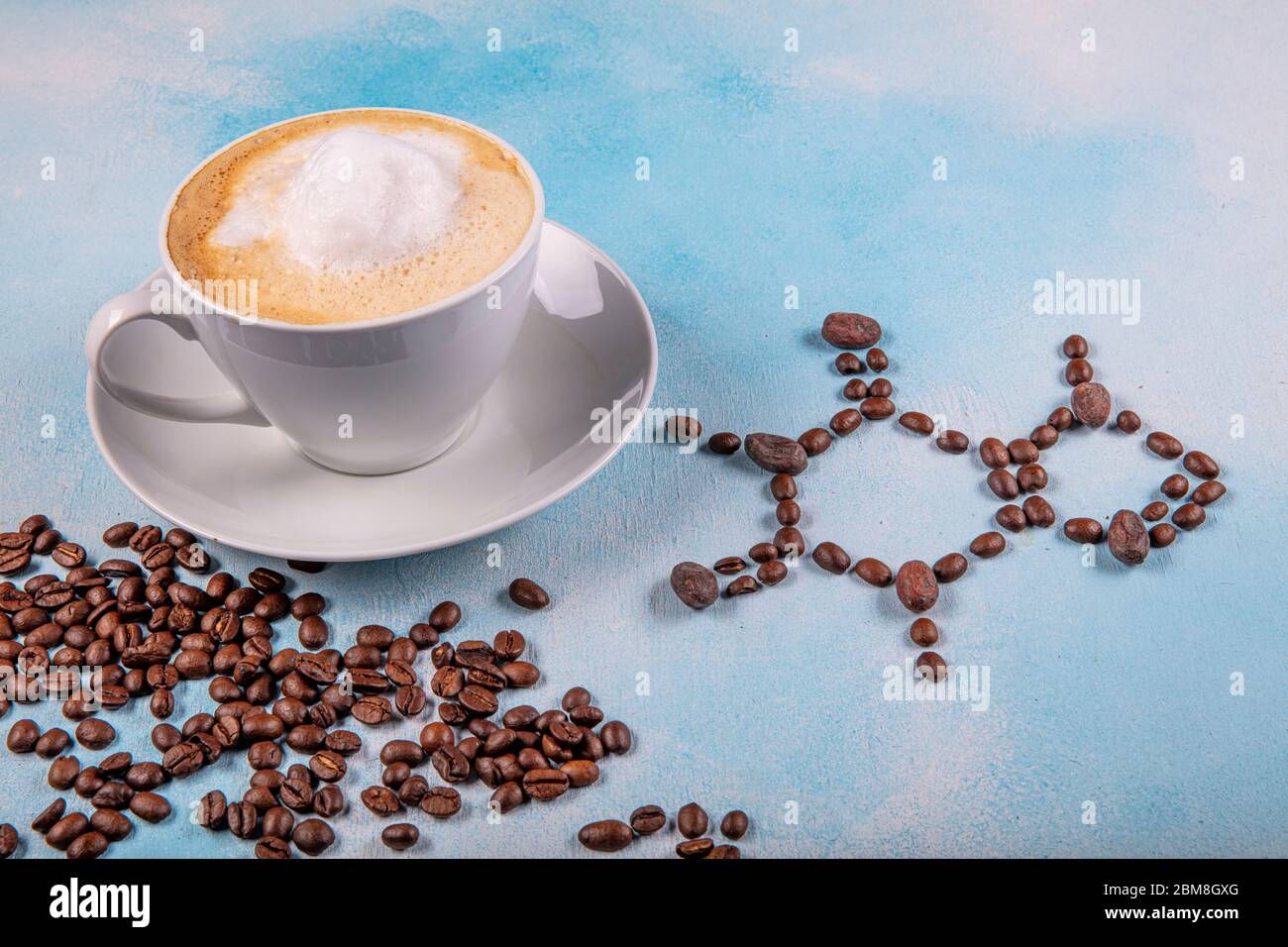 Eine Tasse Kaffee mit Koffein Molekül von Kaffeebohnen erstellt. Chemische  Formel von Koffein mit geröstetem Kaffee verschütten aus der Tasse auf  blauen Holzrücken Stockfotografie - Alamy