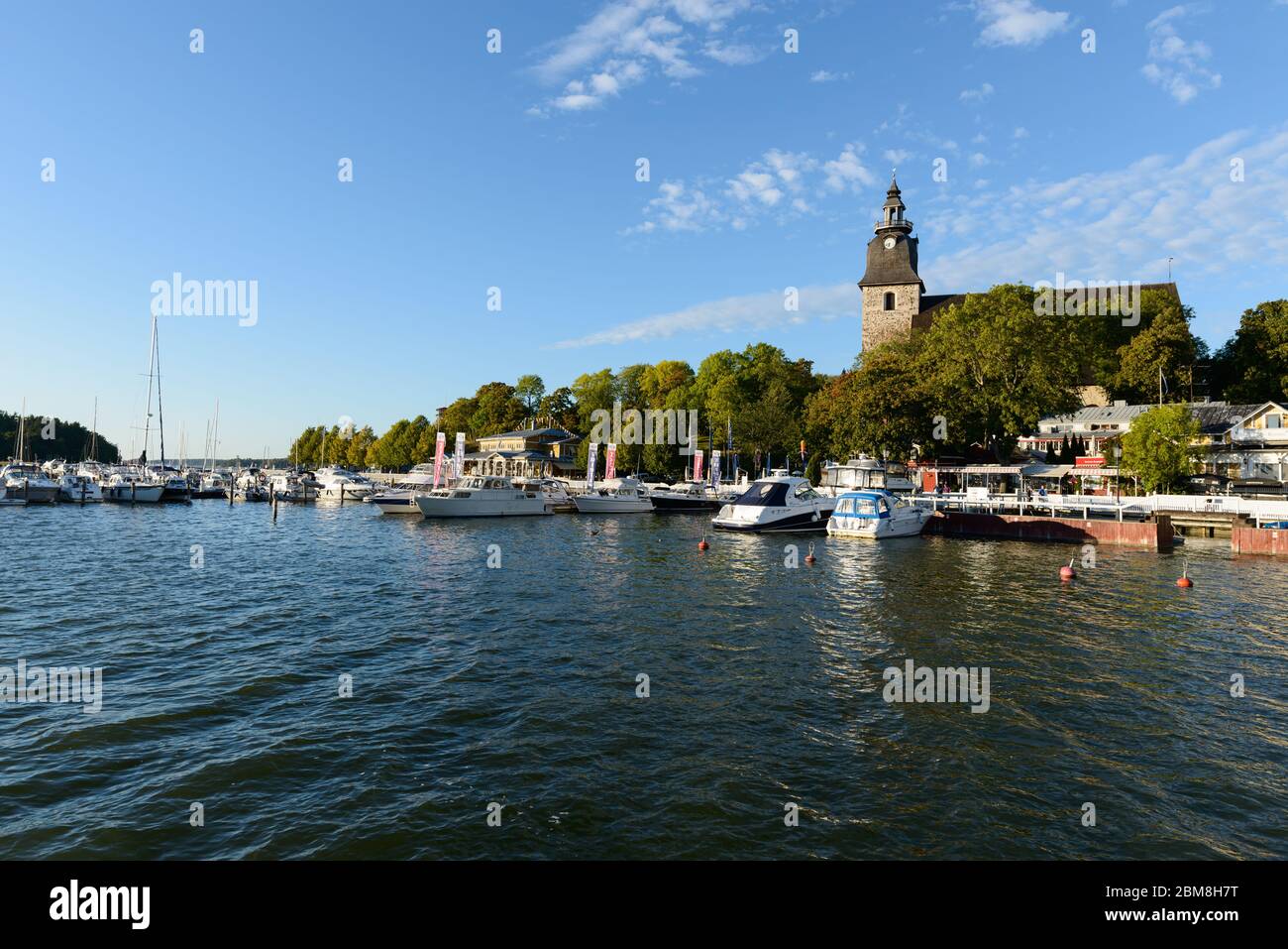 Schöne Landschaft des Hafens und der christlichen Kirche in Finnland Stockfoto