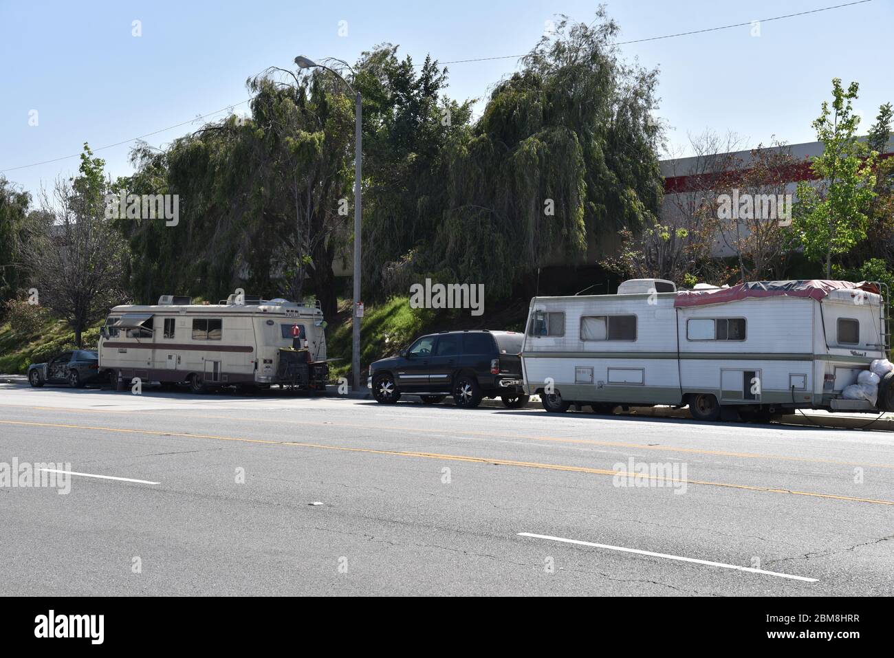 Los Angeles, CA/USA - 2. Mai 2020: Wohnmobile und Anhänger säumen die Straße im südlichen Zentrum von Los Angeles, da die Menschen vor hohen Mieten fliehen Stockfoto