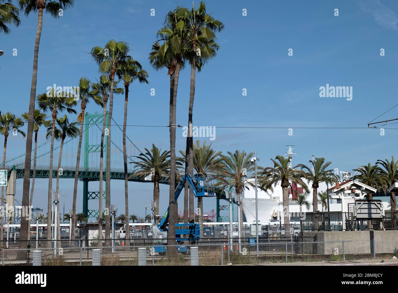 Los Angeles, CA/USA - 19. April 2020: Das Rote Kreuz auf dem US-Navy-Krankenhausschiff Mercy dockte in LA Harbour an, um während DER COVI-ZEIT die Krankenhäuser zu entlasten Stockfoto