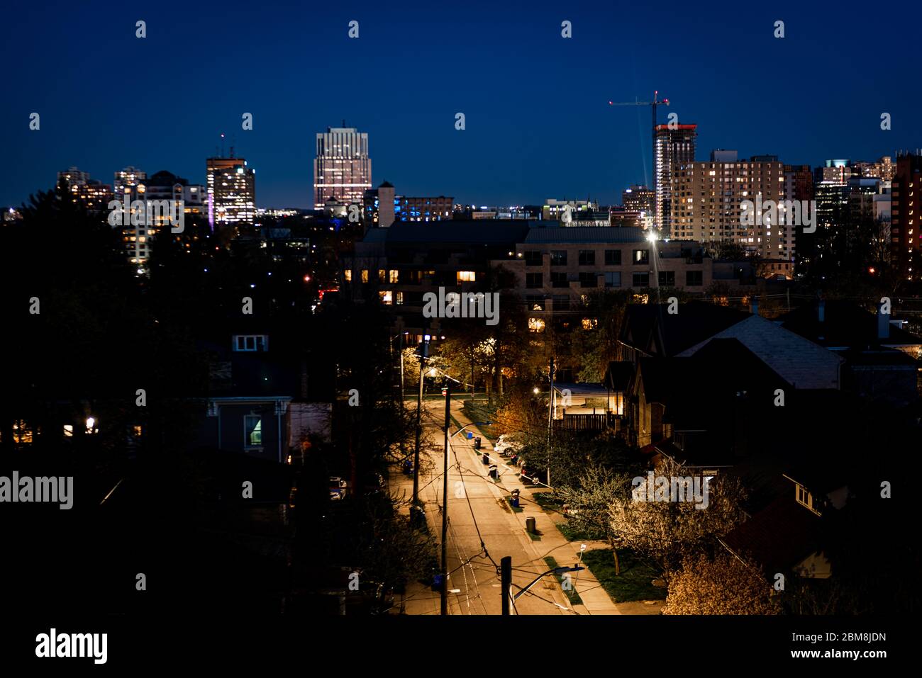 Spektakuläre Nachtaufnahme mit Langzeitbelichtung, aufgenommen aus der Innenstadt von London, Ontario, Kanada Stockfoto