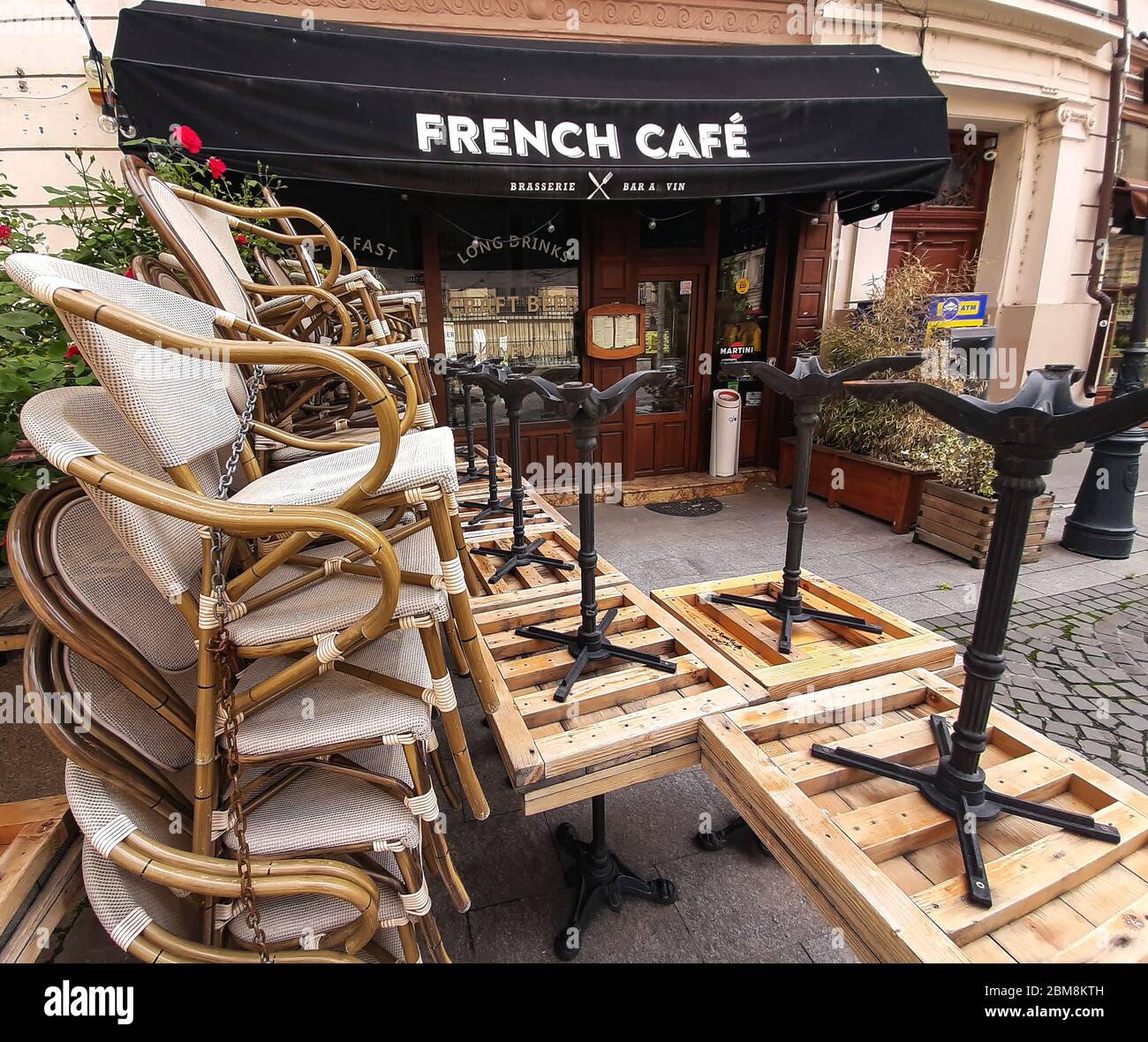 Bukarest, Rumänien - 05. Mai 2020: Tische und Stühle werden vor einem Restaurant zwischenzeitlich geschlossen während des Ausnahmezustands aufgrund von Coronav gelagert Stockfoto