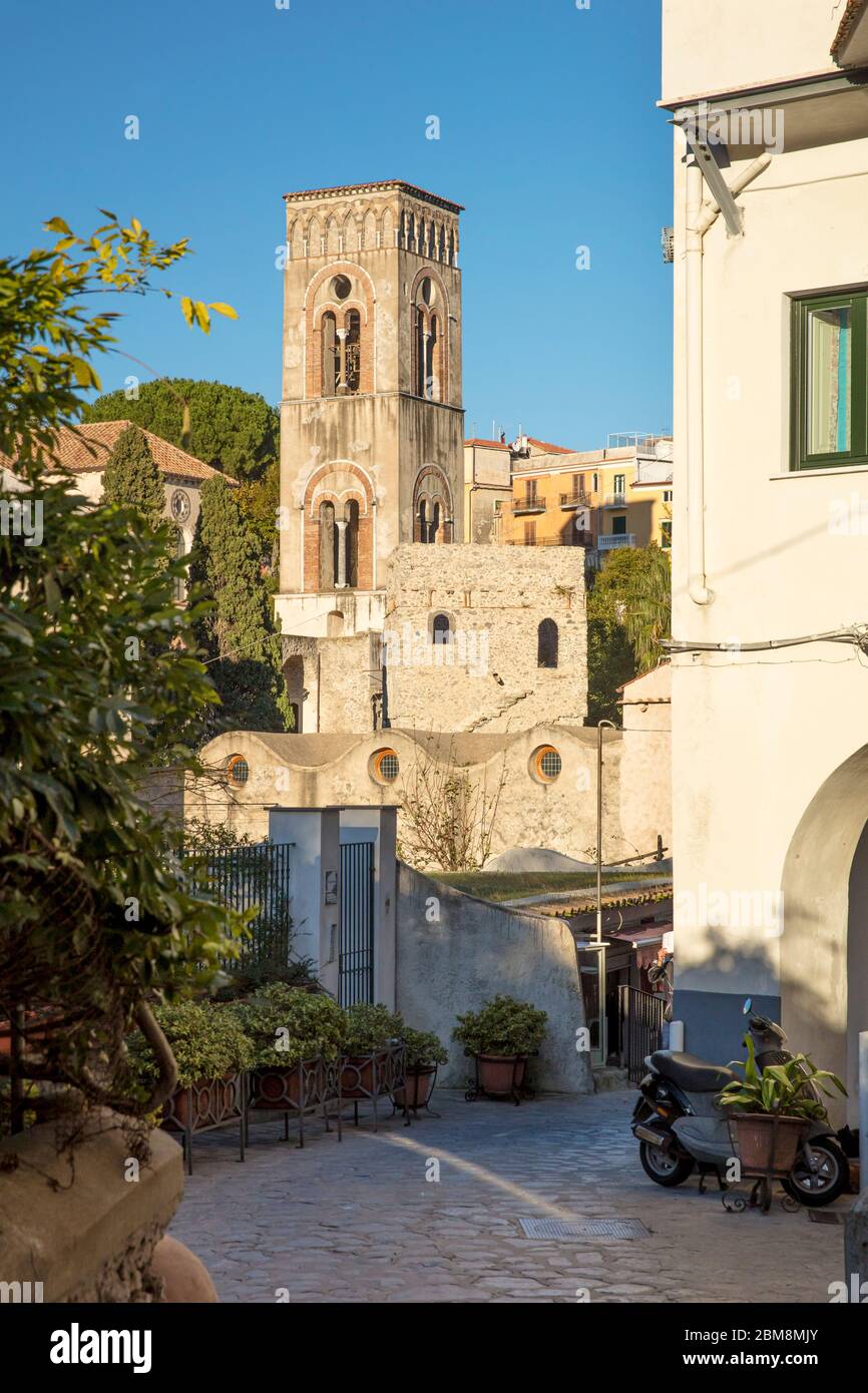 Der Campanile del Duomo di Ravello befindet sich an der Via Santissima Trinità in der Nähe der Villa Cimbrone, Ravello, Kampanien, Italien Stockfoto