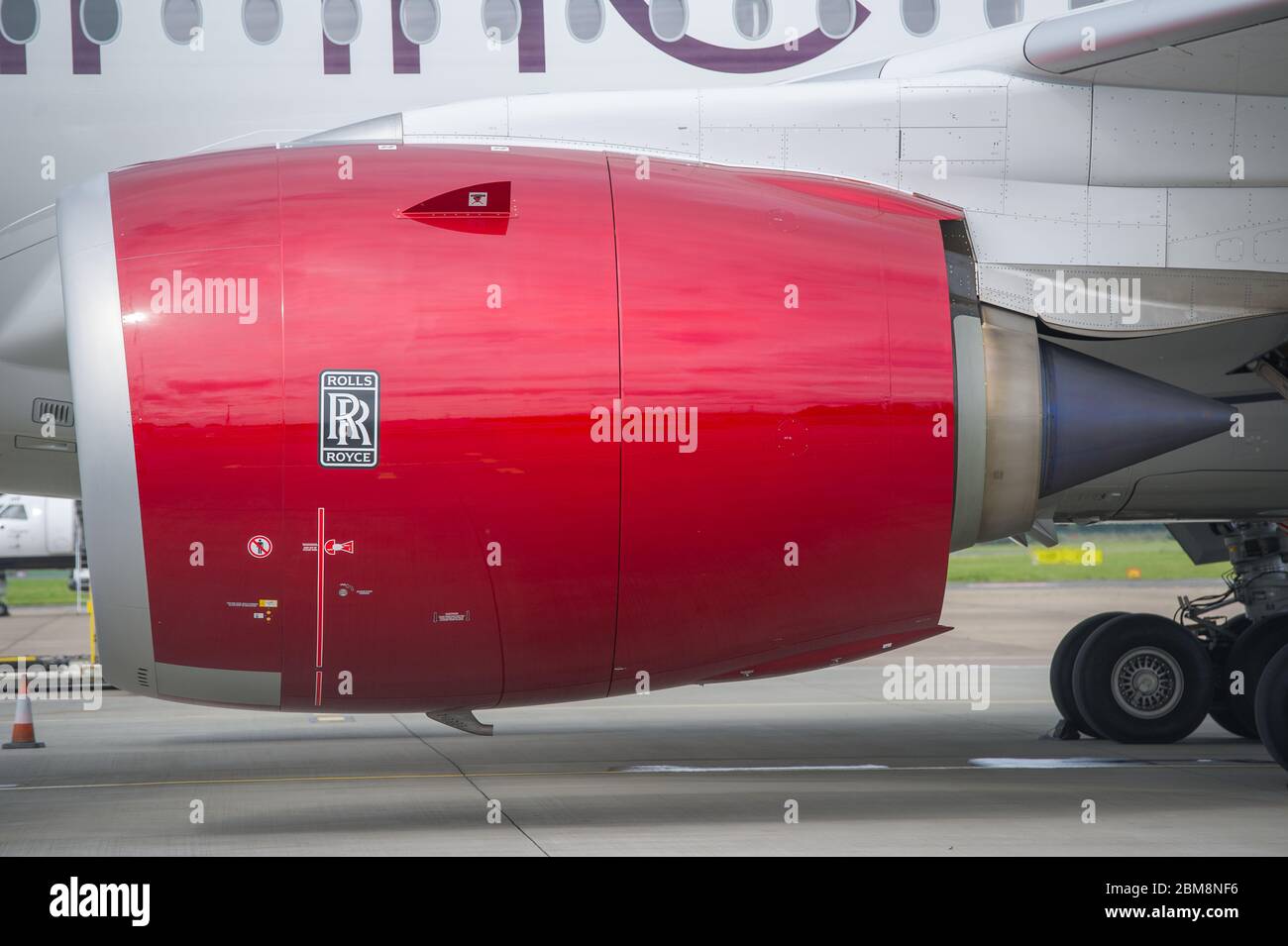 Glasgow, Großbritannien. Bis 25. August 2019. Virgin Atlantic Airbus A350-1000-Maschine auf dem Glasgow International Airport für Pilotenausbildung gesehen. Virgin's brandneuer Jumbo Jet bietet einen erstaunlichen neuen "Loft" sozialen Raum mit Sofas in der Business-Klasse, und passend geschmückt durch die Registrierung G-VLUX. Das gesamte Flugzeug wird auch Zugang zu Highspeed-WLAN haben. Virgin Atlantic hat insgesamt 12 Airbus A350-1000 bestellt. Sie alle sollen bis 2021 in die Flotte aufgenommen werden, und zwar in einem Auftragsvolumen von geschätzten 4.4 Milliarden US-Dollar (3.36 Milliarden US£). Quelle: Colin Fisher/Alamy Live News. Stockfoto