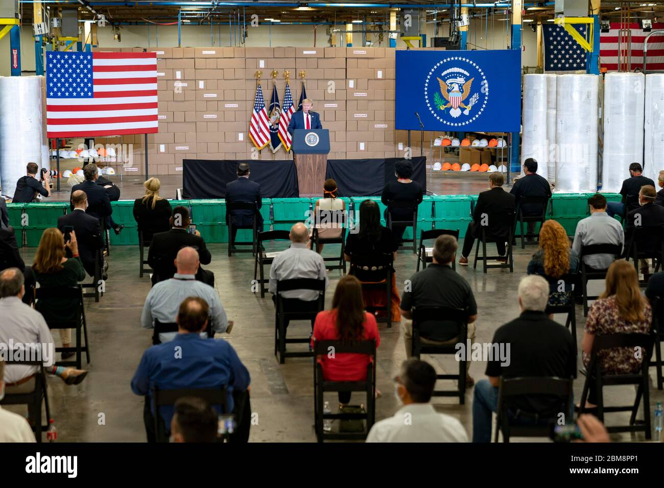 US-Präsident Donald Trump spricht auf der Honeywell International am 5. Mai 2020 in Phoenix, Arizona, an die Mitarbeiter der Fertigungslinie für Masken. Stockfoto