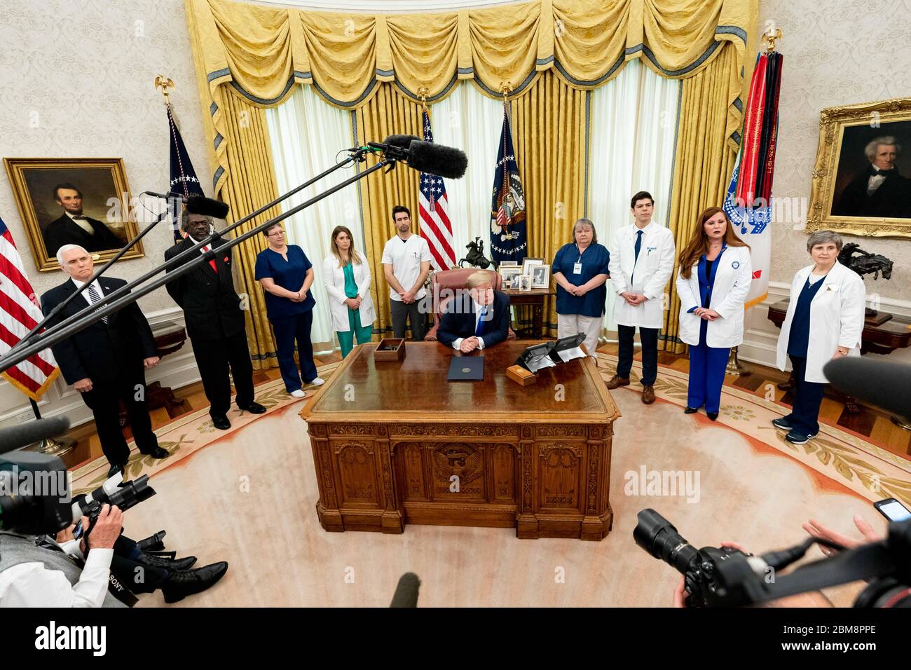 US-Präsident Donald Trump unterzeichnet in Begleitung von Vertretern des Gesundheits- und Pflegeverbands eine Proklamation zu Ehren des National Nurses Day im Oval Office des Weißen Hauses, 6. Mai 2020 in Washington, DC. Stockfoto