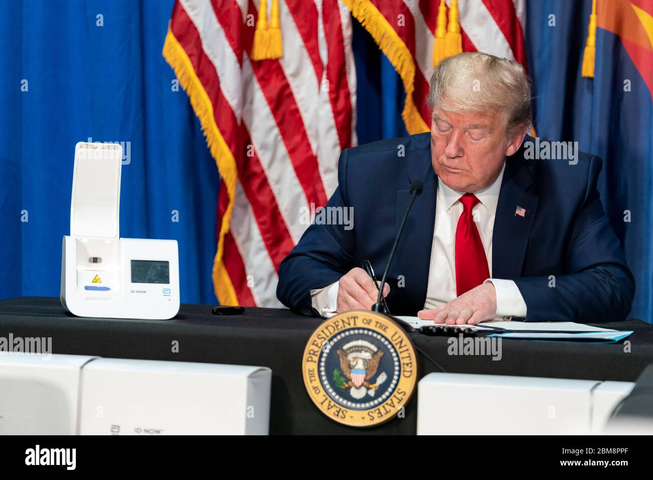 US-Präsident Donald Trump nimmt an einer Diskussionsrunde zur Unterstützung der amerikanischen Ureinwohner bei einem Besuch der Produktionslinie für Masken auf Honeywell International am 5. Mai 2020 in Phoenix, Arizona, Teil. Stockfoto