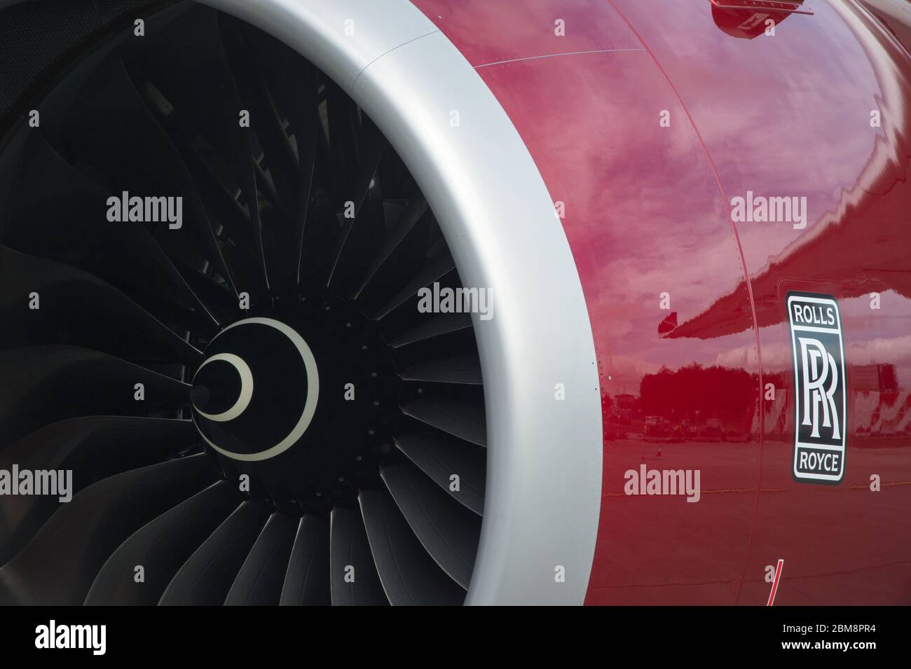 Glasgow, Großbritannien. Bis 25. August 2019. Virgin Atlantic Airbus A350-1000-Maschine auf dem Glasgow International Airport für Pilotenausbildung gesehen. Virgin's brandneuer Jumbo Jet bietet einen erstaunlichen neuen "Loft" sozialen Raum mit Sofas in der Business-Klasse, und passend geschmückt durch die Registrierung G-VLUX. Das gesamte Flugzeug wird auch Zugang zu Highspeed-WLAN haben. Virgin Atlantic hat insgesamt 12 Airbus A350-1000 bestellt. Sie alle sollen bis 2021 in die Flotte aufgenommen werden, und zwar in einem Auftragsvolumen von geschätzten 4.4 Milliarden US-Dollar (3.36 Milliarden US£). Quelle: Colin Fisher/Alamy Live News. Stockfoto