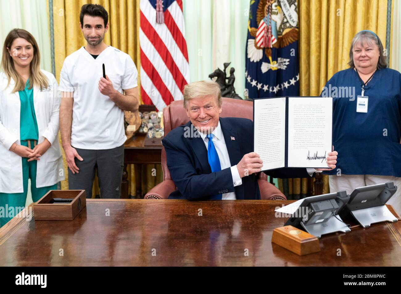 US-Präsident Donald Trump unterzeichnet in Begleitung von Vertretern des Gesundheits- und Pflegeverbands eine Proklamation zu Ehren des National Nurses Day im Oval Office des Weißen Hauses, 6. Mai 2020 in Washington, DC. Stockfoto