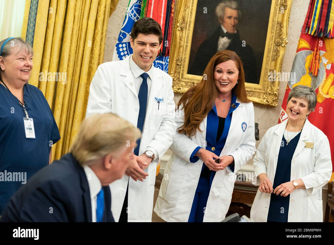 US-Präsident Donald Trump unterzeichnet in Begleitung von Vertretern des Gesundheits- und Pflegeverbands eine Proklamation zu Ehren des National Nurses Day im Oval Office des Weißen Hauses, 6. Mai 2020 in Washington, DC. Stockfoto