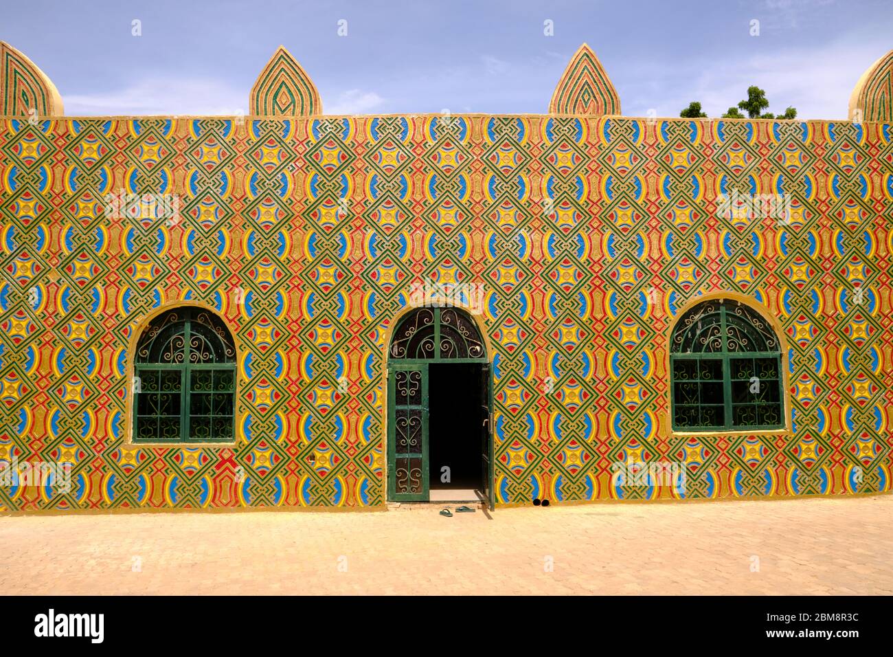 Bunte Hausa-Motive schmücken die Wände des Emir-Palastes in der Stadt Dusse. Stockfoto