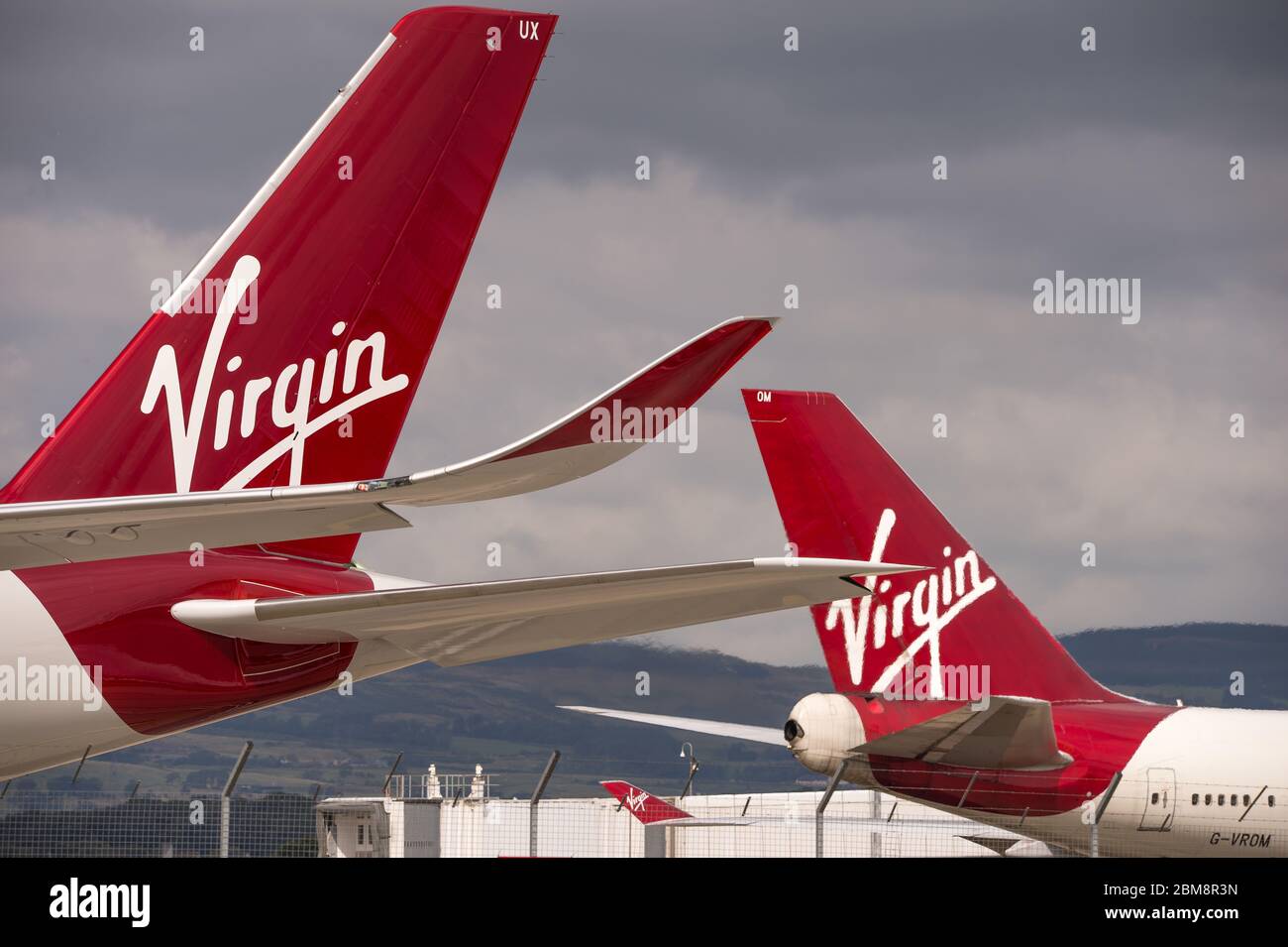 Glasgow, Großbritannien. Bis 25. August 2019. Im Bild: (Im Vordergrund) Virgin Atlantic's brandneues Flaggschiff Langstreckenflugzeug, Airbus A350-1000 (reg G-VLUX) Spitzname Red Velvet, die den Altar geschwungenen schlank aussehende Flügelspitzen hat; (im Hintergrund), Virgin Atlantic Boeing 747-400 reg G-VROM Spitzname Barbarella ist eines der Langstrecken-Breitstempelflugzeug in Virgin's Freizeitflotte. Normalerweise wird London Gatwick von diesem Flugzeug 3 Mal pro Woche in Glasgow bedient. Quelle: Colin Fisher/Alamy Live News. Stockfoto