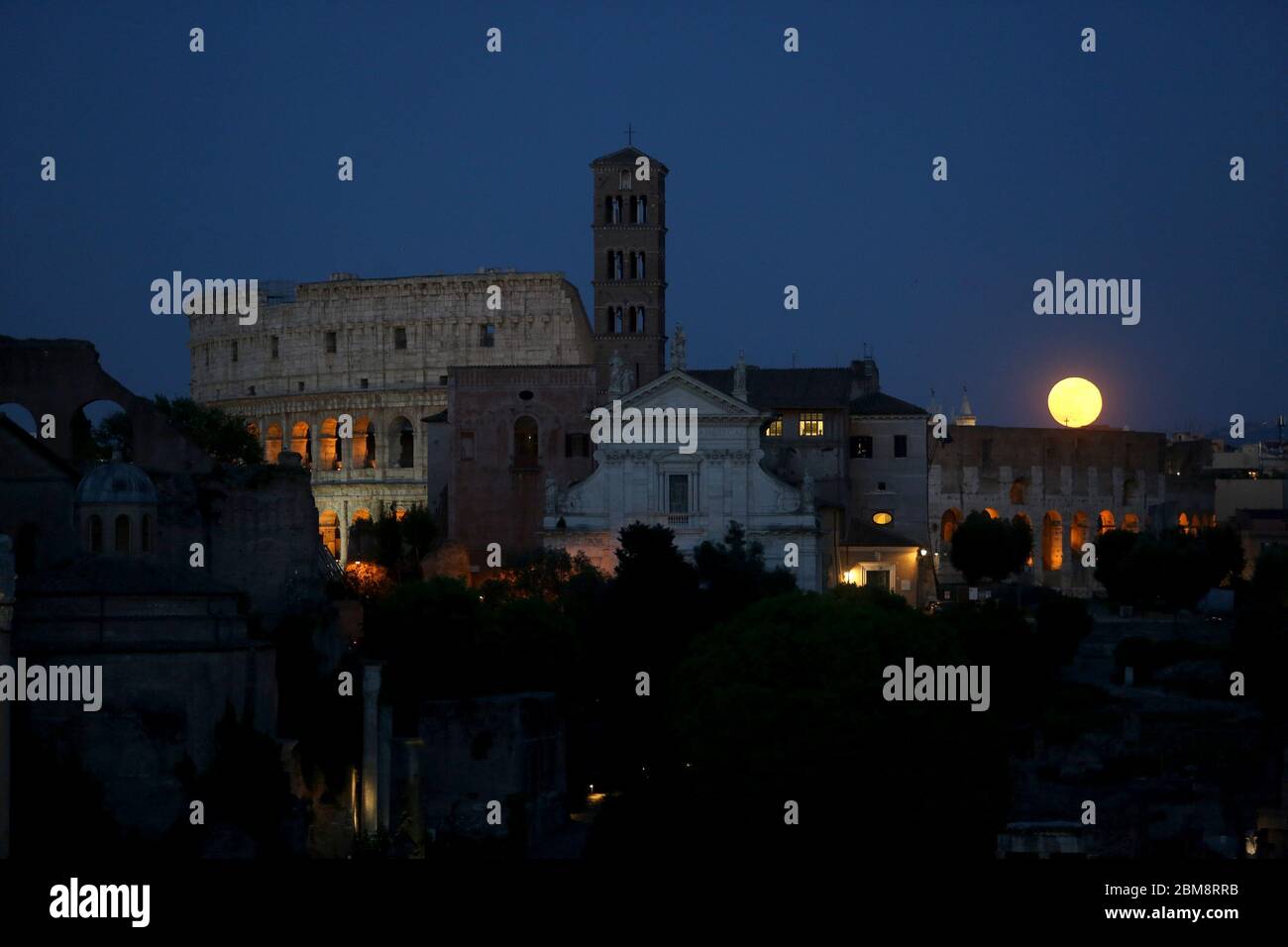 Roma, Italien. Mai 2020. Roma, Italy 7 maggio 2020: L'ultima superluna del 2020 sul cielo di Roma, illumina i monumenti più belli della città eterna, il colosseo, i fori imperiali ed il milite ignito a Piazza Venezia. Quelle: Unabhängige Fotoagentur/Alamy Live News Stockfoto