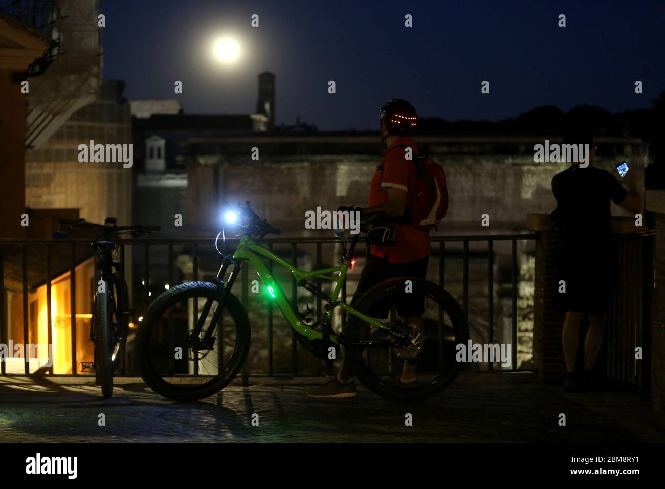 Roma, Italien. Mai 2020. Roma, Italy 7 maggio 2020: L'ultima superluna del 2020 sul cielo di Roma, illumina i monumenti più belli della città eterna, il colosseo, i fori imperiali ed il milite ignito a Piazza Venezia. Quelle: Unabhängige Fotoagentur/Alamy Live News Stockfoto