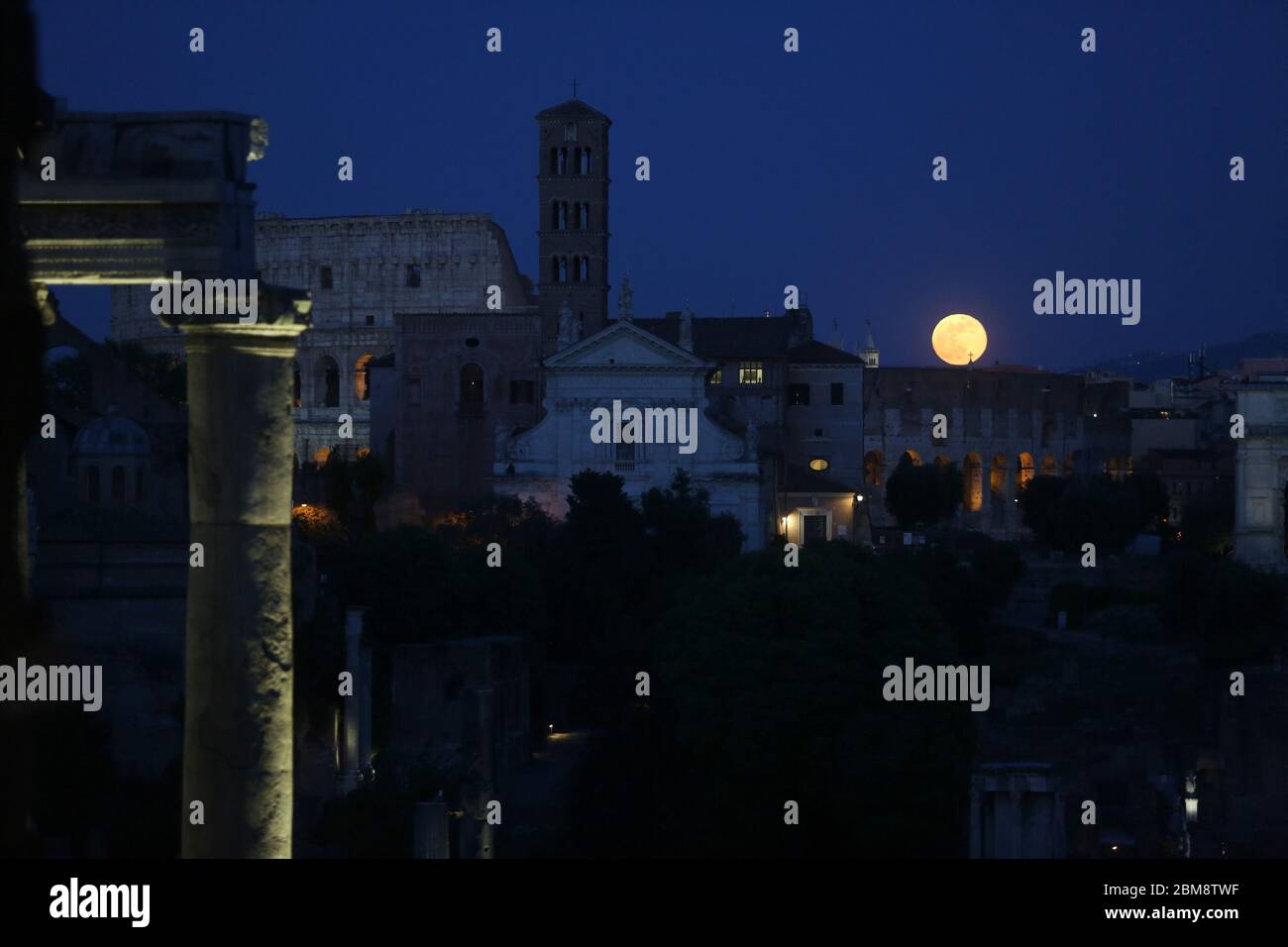 Roma, Italien. Mai 2020. Roma, Italy 7 maggio 2020: L'ultima superluna del 2020 sul cielo di Roma, illumina i monumenti più belli della città eterna, il colosseo, i fori imperiali ed il milite ignito a Piazza Venezia. Quelle: Unabhängige Fotoagentur/Alamy Live News Stockfoto