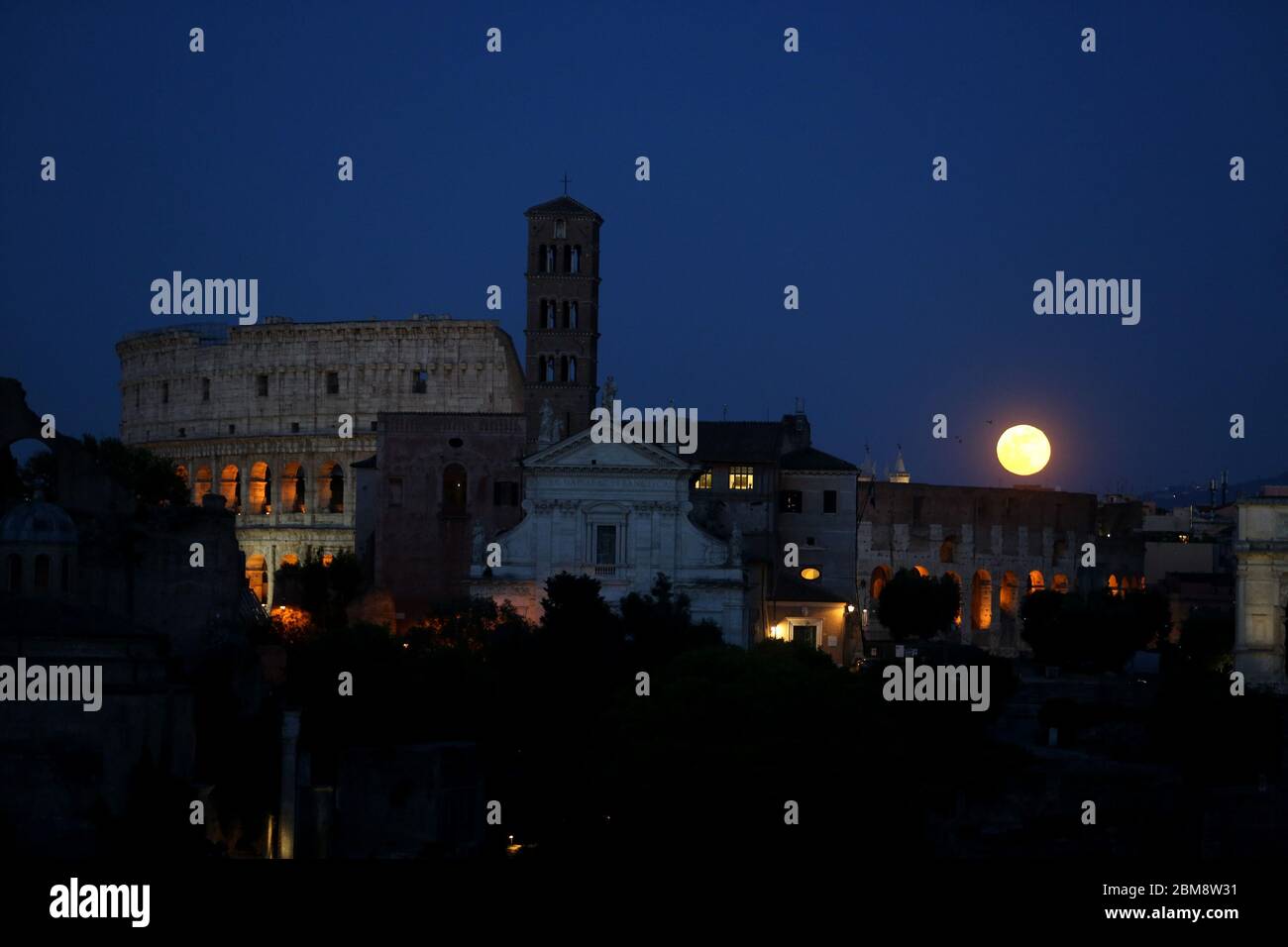 Roma, Italien. Mai 2020. Roma, Italy 7 maggio 2020: L'ultima superluna del 2020 sul cielo di Roma, illumina i monumenti più belli della città eterna, il colosseo, i fori imperiali ed il milite ignito a Piazza Venezia. Quelle: Unabhängige Fotoagentur/Alamy Live News Stockfoto