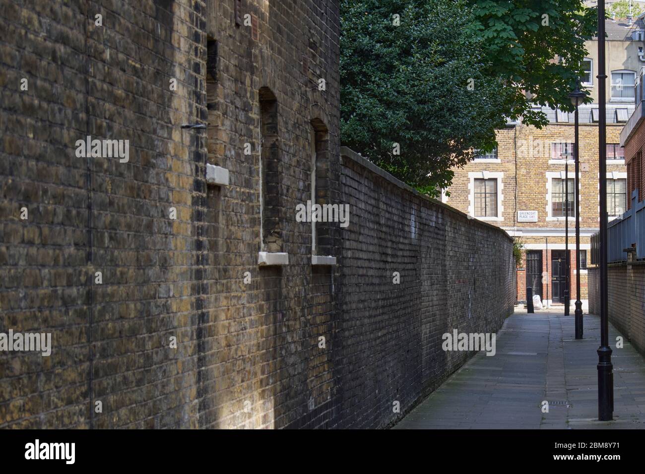 London, Großbritannien - 7. Mai 2020: Eine Gasse in London mit altmodischen schwarzen Laternenpfosten Stockfoto