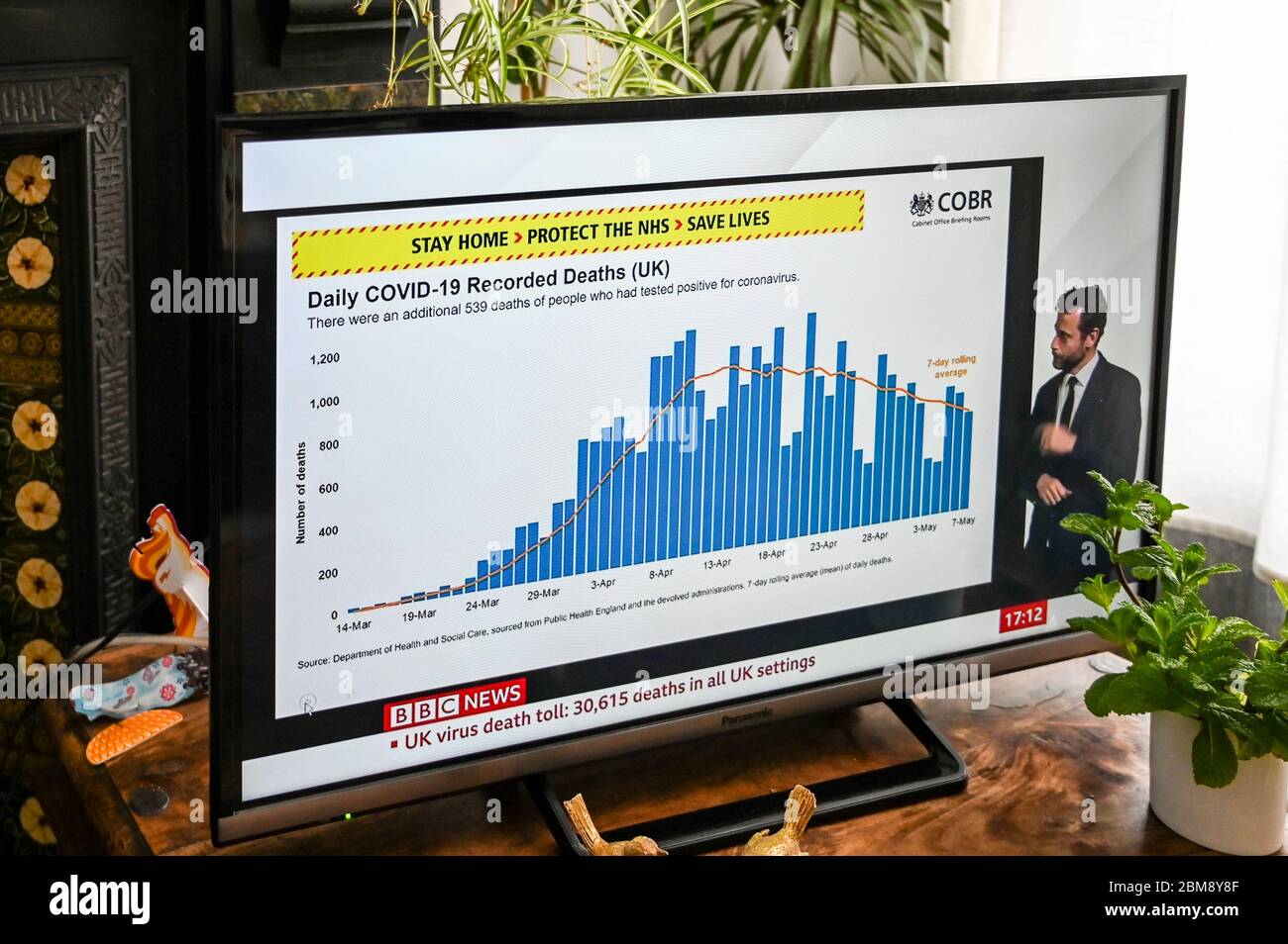 Die tägliche im Fernsehen übertragene Coronavirus Downing Street-Briefing mit einer Grafik, die die Sterberate Großbritanniens umreißt. Stockfoto