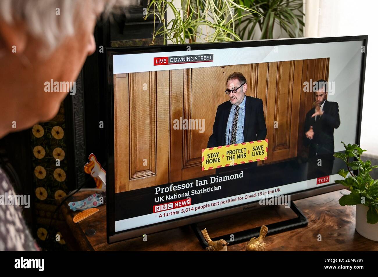 Sir Ian Diamond, nationaler Statistiker des Vereinigten Königreichs, präsentiert Informationen in den täglichen Pressekonferenzen von Downing Street, die von einem Zuschauer beobachtet werden. Stockfoto