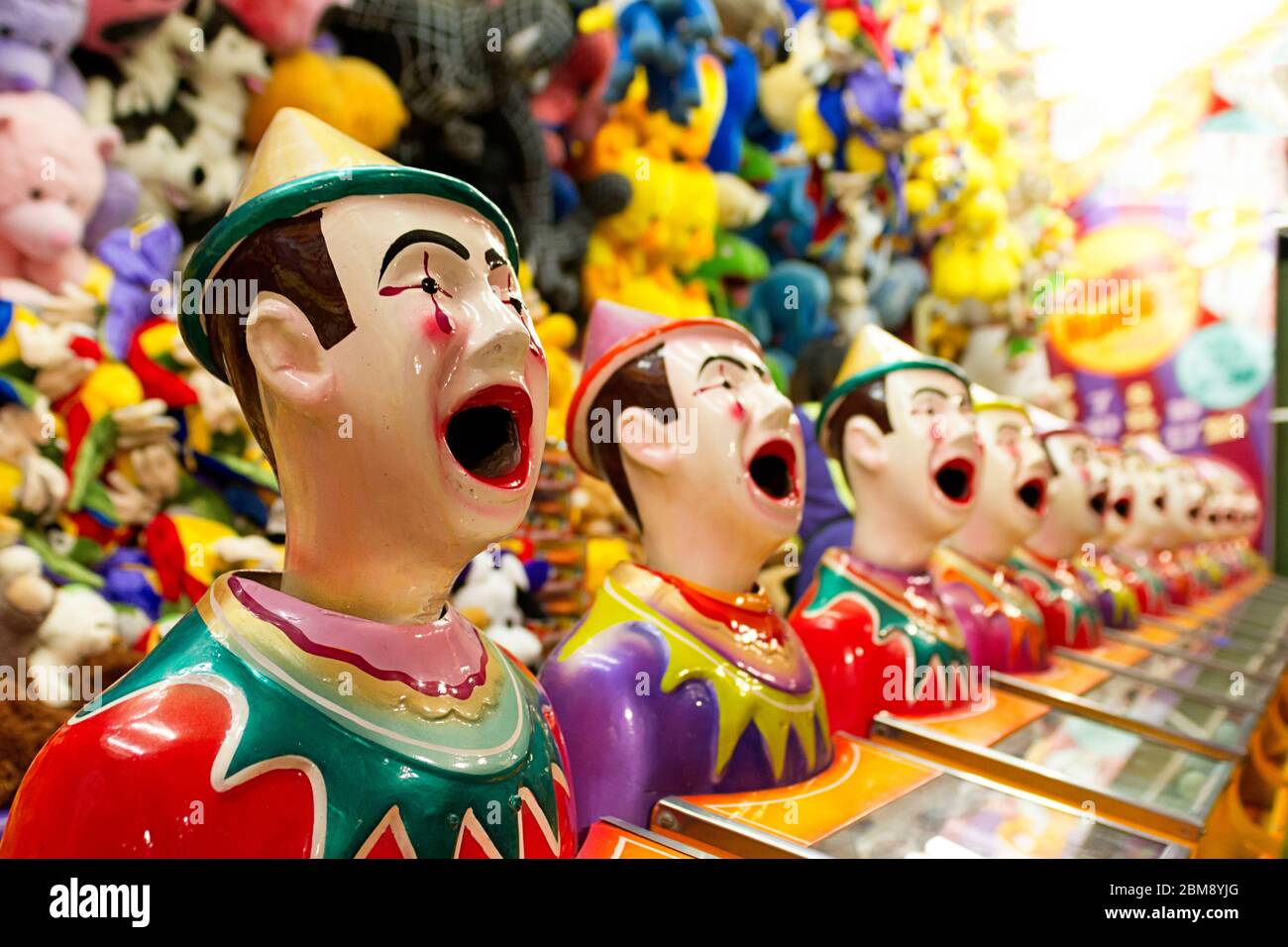 Lachende Clowns, ein Nebenschauspiel auf der Messe Stockfoto