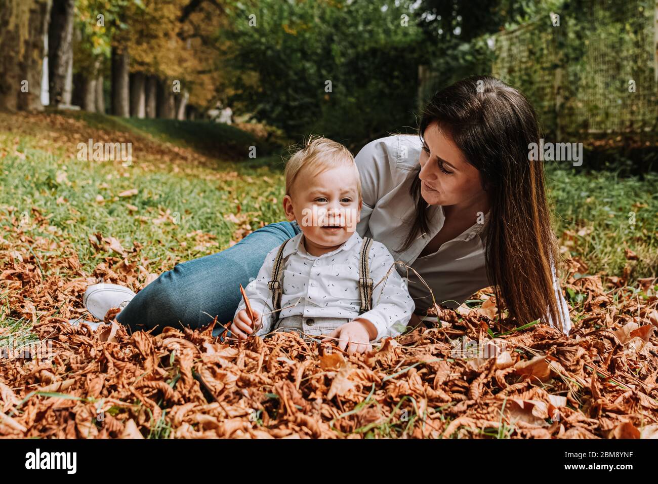 Junge schöne Frau und ihr 1 Jahr alter Sohn im Freien, Familienliebe Stockfoto
