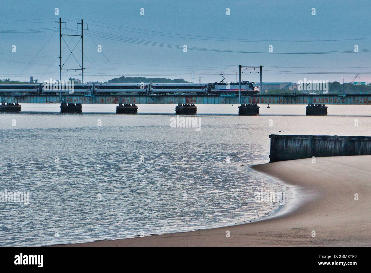 NJ Transit Zug in der Ferne Stockfoto