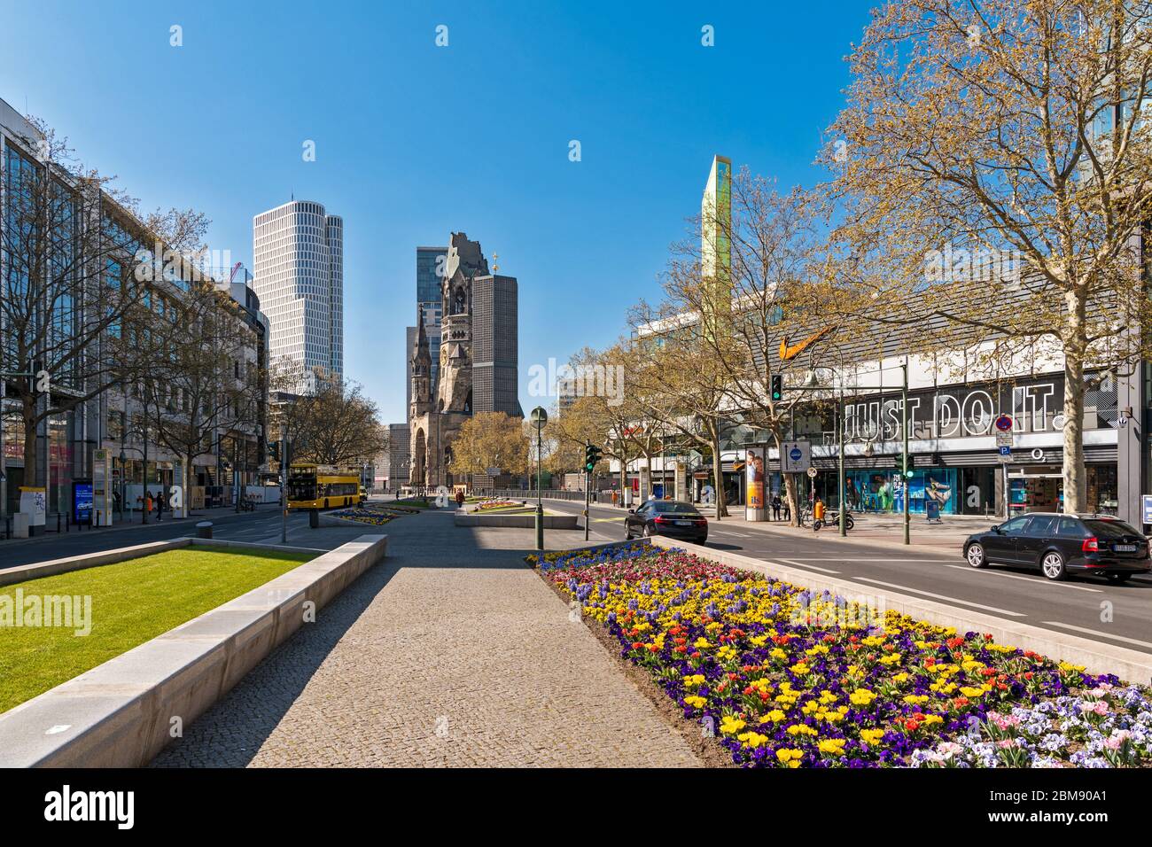 Berlin, Deutschland. Die sonst überfüllte Tauentzienstraße ist wegen der Corona-Pandemie fast menschenleer. Die Kaiser-Wilhelm-Gedächtniskirche im Hintergrund Stockfoto