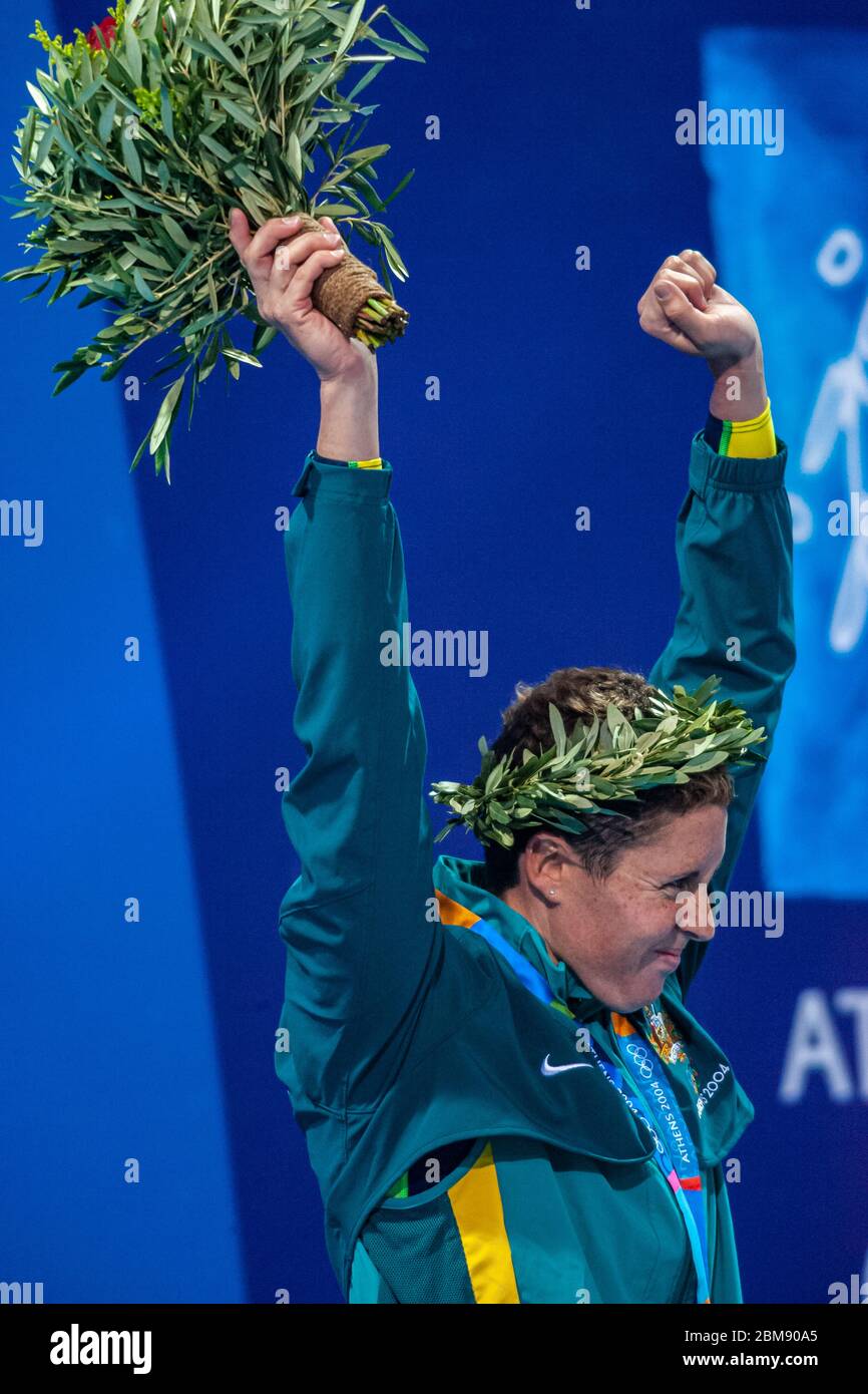 Petria Thomas (AUS) Gewinnerin der Goldmedaille im 100-Meter-Schmetterling der Frauen bei den Olympischen Sommerspielen 2004 in Athen, Griechenland. 15. August 2004 Stockfoto