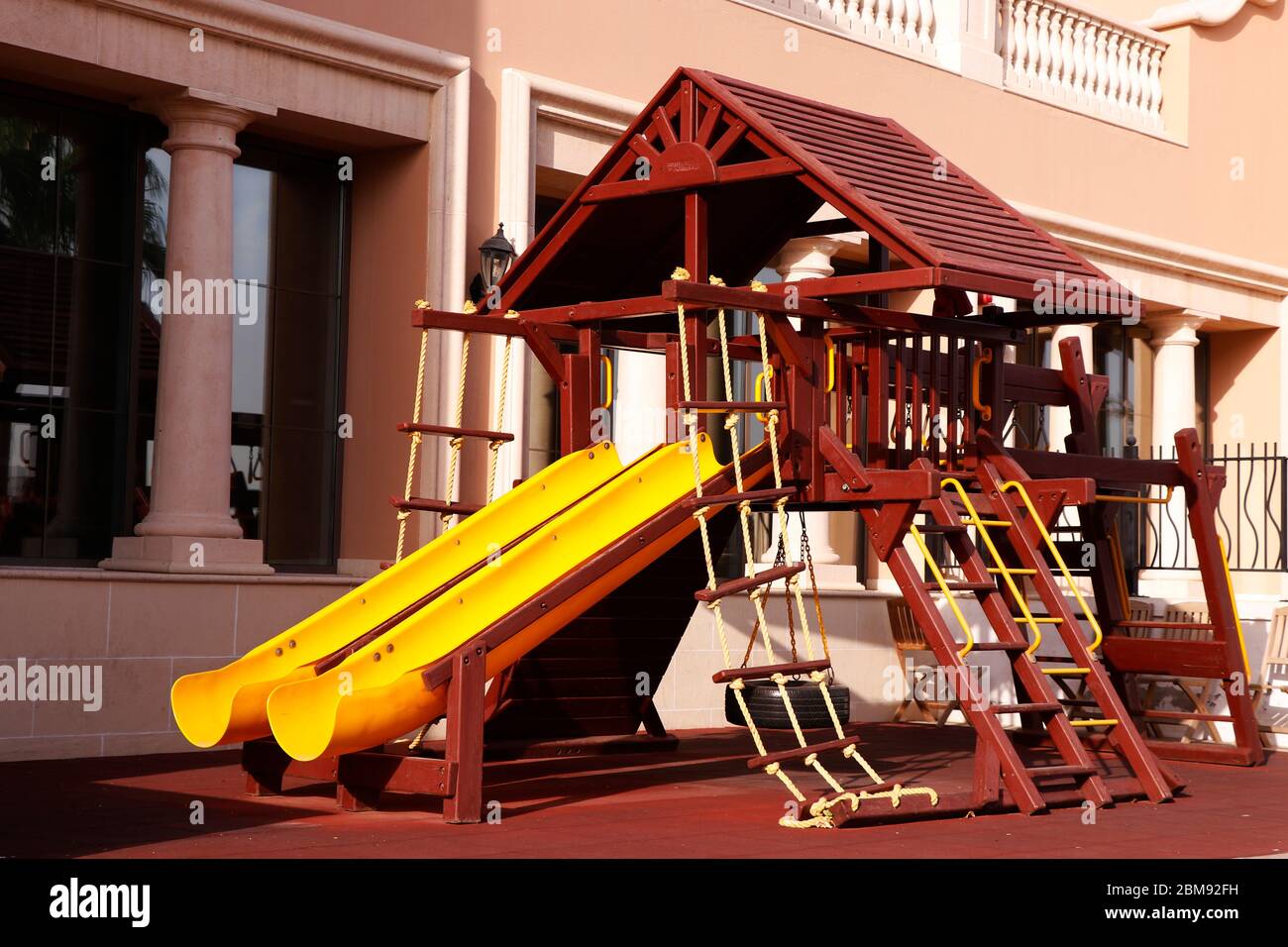 Moderner Kinderspielplatz aus Holz im Park mit vielen Aktivitäten Stockfoto