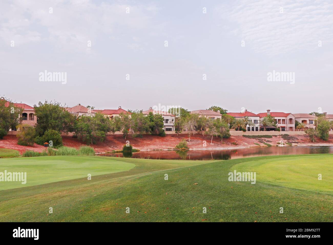 Schöner Golfplatz in der Nähe des Sees an einem sonnigen Tag Stockfoto