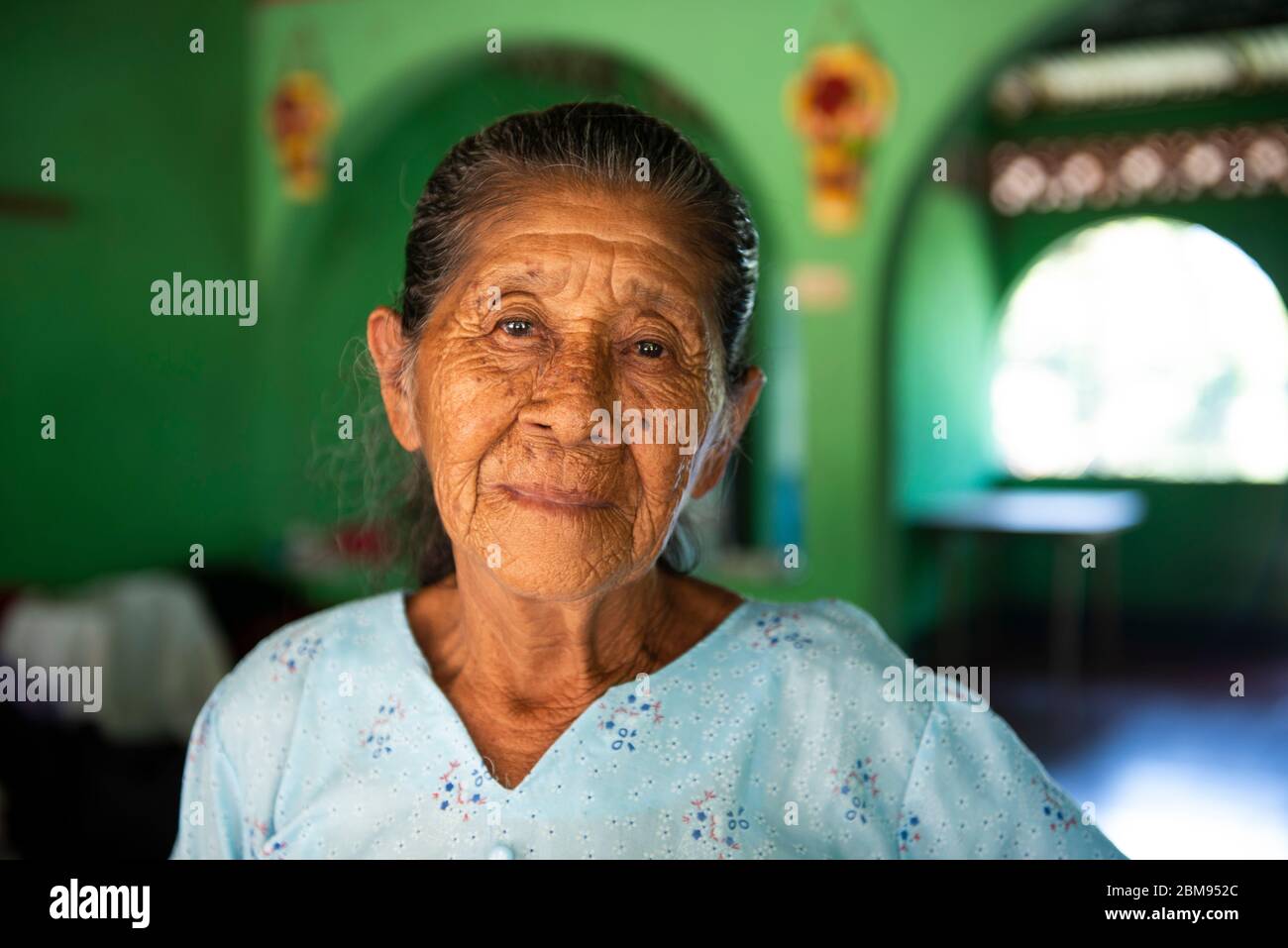 Nicaragua, Mittelamerika, Nicaragua See, Jicaro Lodge auf der Insel Jicaro. 86-jährige Frau, die auf dem Bauernhof und der Lodge arbeitet, gebar 17 Kinder. Stockfoto