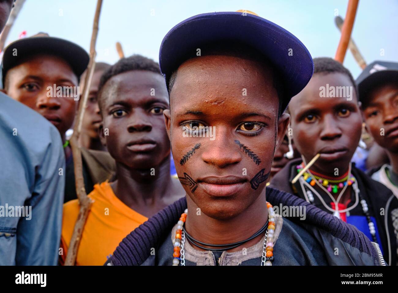 Junge Fulani mit traditionellen Designs auf dem Gesicht Zeuge der Sharo