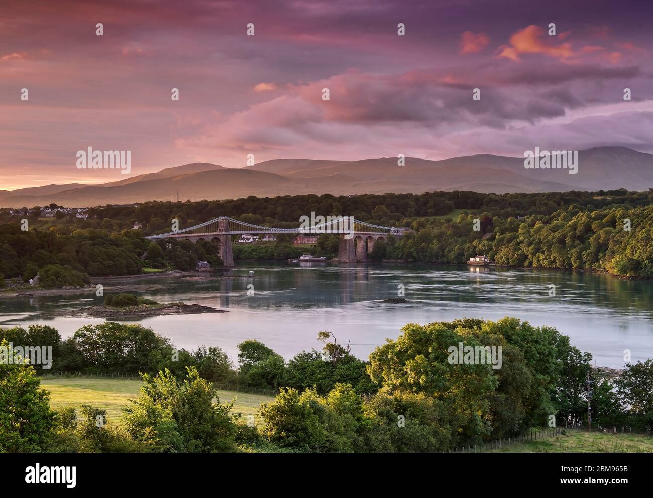 Die Menai Bridge und Menai Strait at Sunset, Anglesey, North Wales, Großbritannien Stockfoto