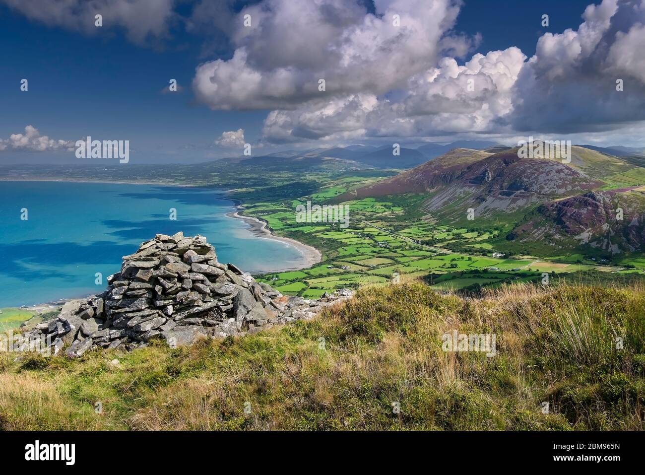 Gyrn DDU & Gyrn Goch und Caernarfon Bay vom Gipfel des Mynydd Gwaith, Lleyn Peninsula, North Wales, Großbritannien Stockfoto