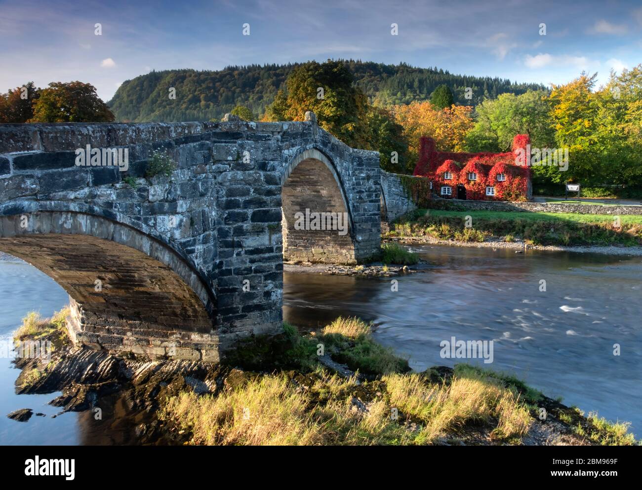 Pont Fawr, TU Hwnt I’r Bont and the River Conwy, Llanrwst, Conwyshire, Snowdonia National Park, North Wales, Großbritannien. Stockfoto