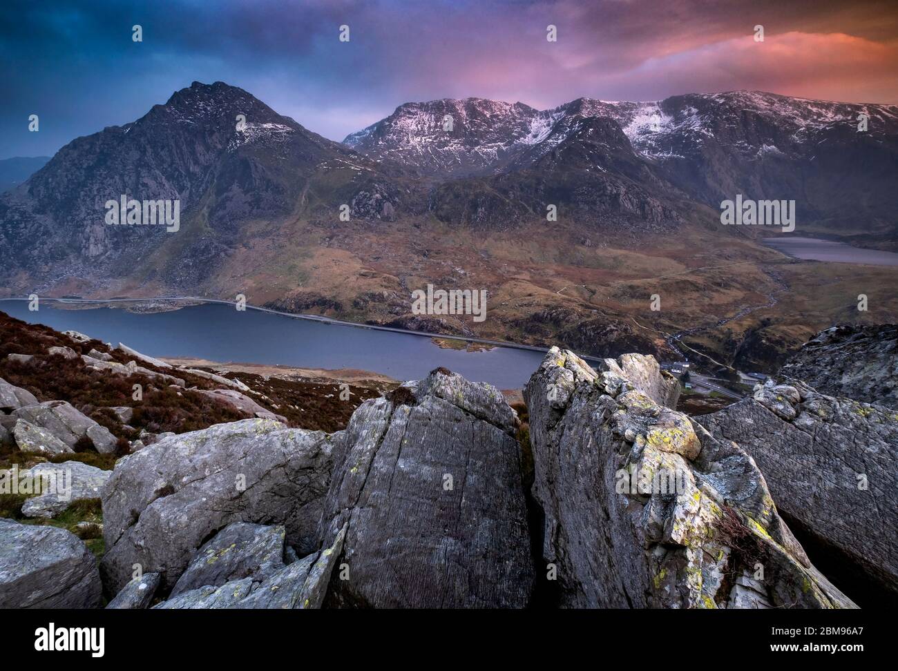 Tryfan, Llyn Ogwen, Cwm Idwal und die Glyderau Mountains bei Sonnenuntergang, Ogwen Valley, Snowdonia National Park, North Wales, Großbritannien Stockfoto