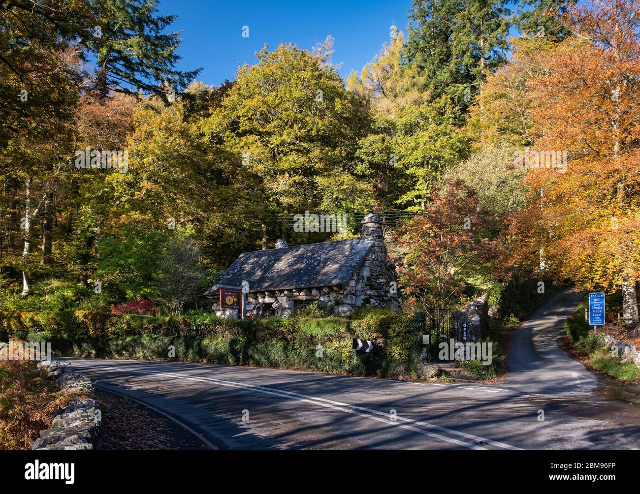 Ty Hyll oder das Ugly House im Herbst, Capel Curig, in der Nähe von Betws y Coed, Snowdonia National Park, North Wales, Großbritannien Stockfoto
