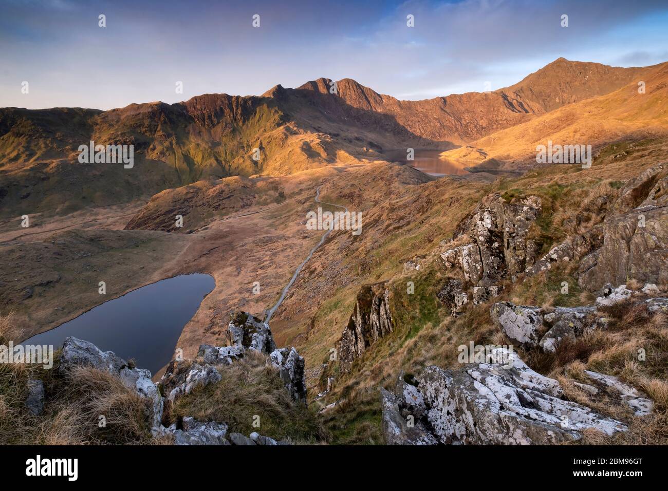 Erstes Licht auf Cwm Dyli und dem Snowdon Hufeisen von den Hörnern, Cwm Dyli, Snowdonia National Park, North Wales, Großbritannien Stockfoto