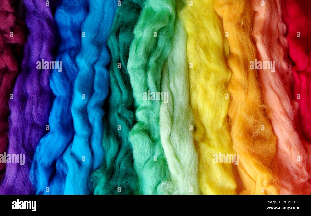 Wolle zum Filzen verschiedener Farben des Regenbogens. Gestreiften wollenen Hintergrund. Textural abstrakt bunten Hintergrund Stockfoto