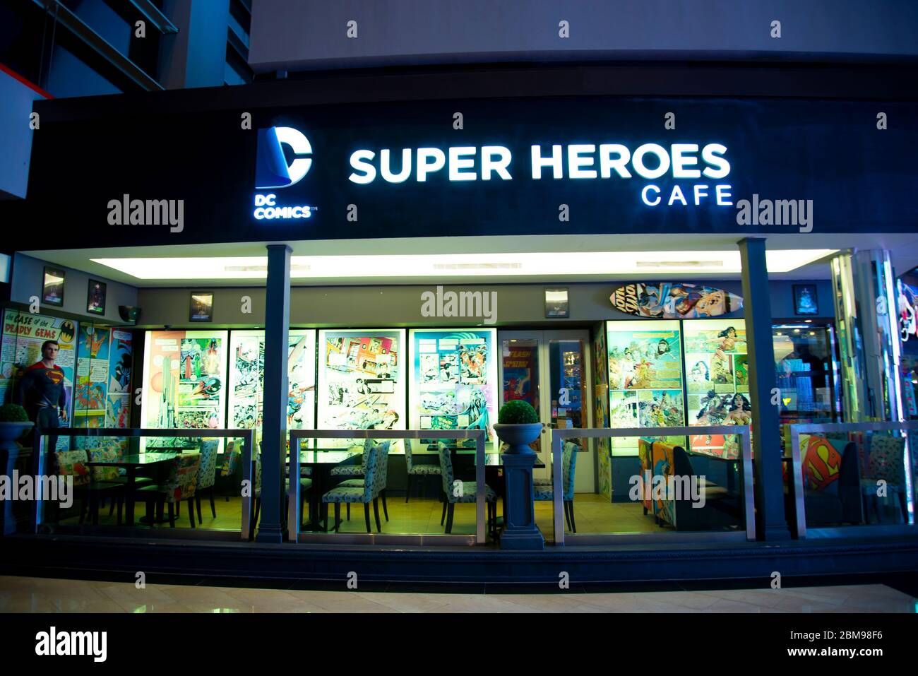 Singapore City, Singapur - 10. April 2019: Super Heroes Cafe im Shoppes in Marina Bay Sands Stockfoto