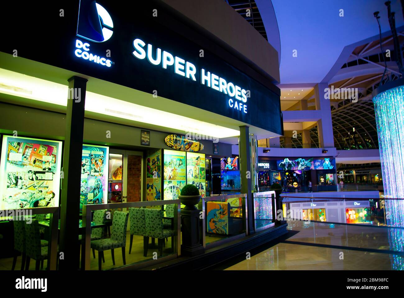 Singapore City, Singapur - 10. April 2019: Super Heroes Cafe im Shoppes in Marina Bay Sands Stockfoto