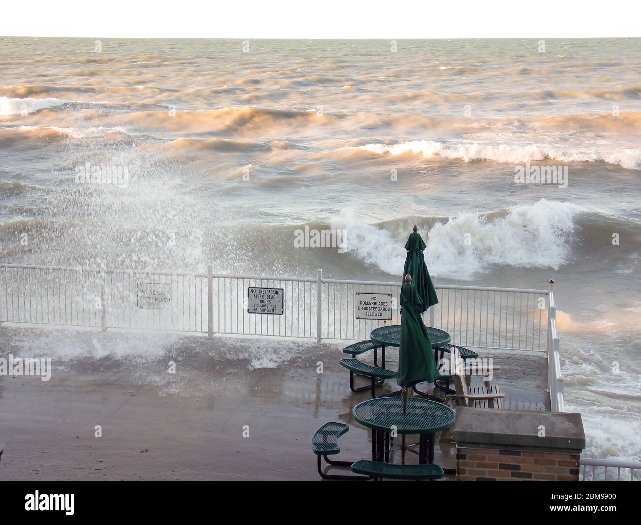 Lake Michigan wird während eines Sommersturms wütend. Hohe Winde wehten auf der Illinois-Seite große Wellen auf. Stockfoto