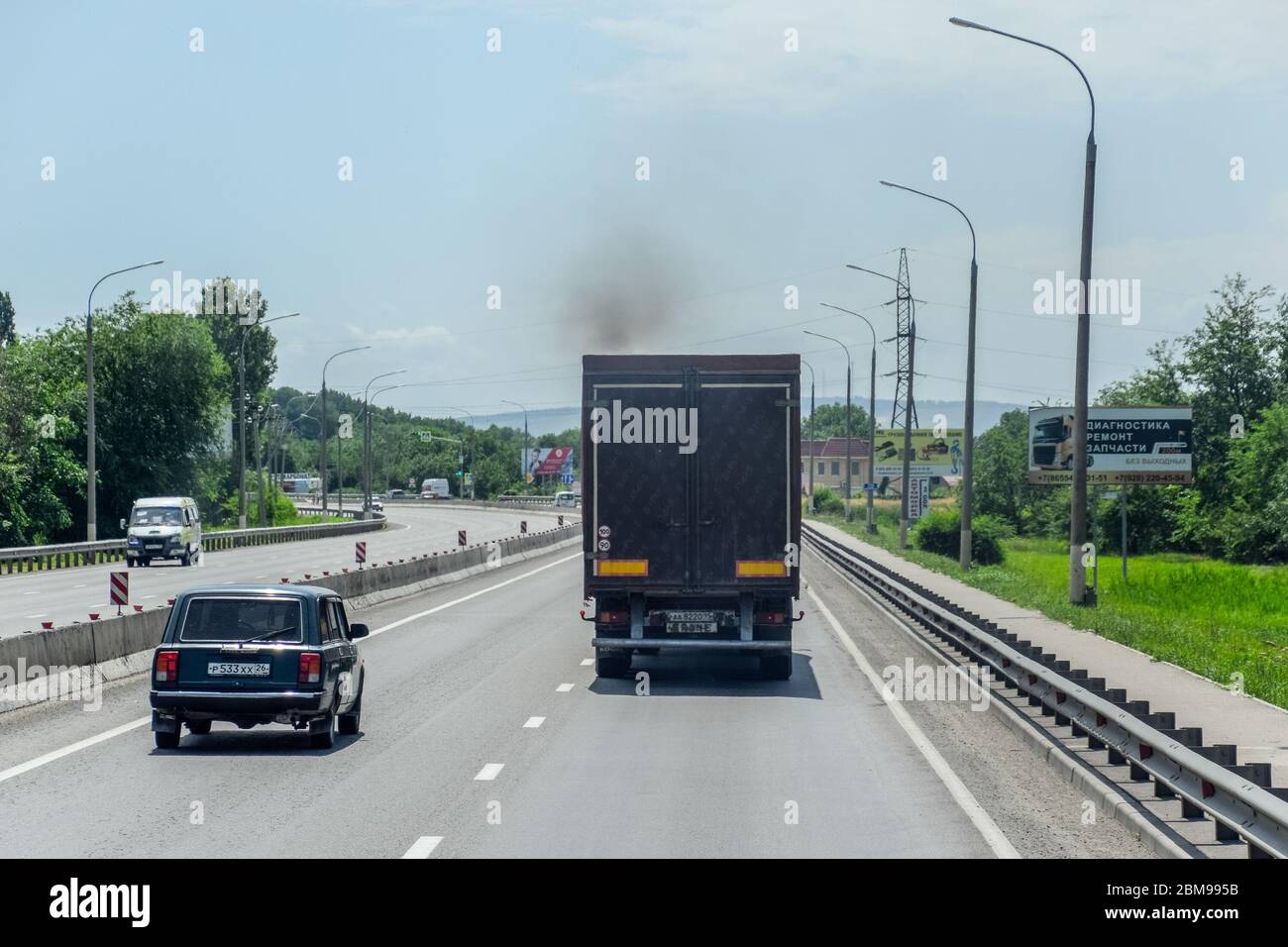 Stawropol, Russland - 13. Juni 2019: Raucher-LKW. Motor raucht am Abgas, Dieselmotor mit Ausfall Stockfoto
