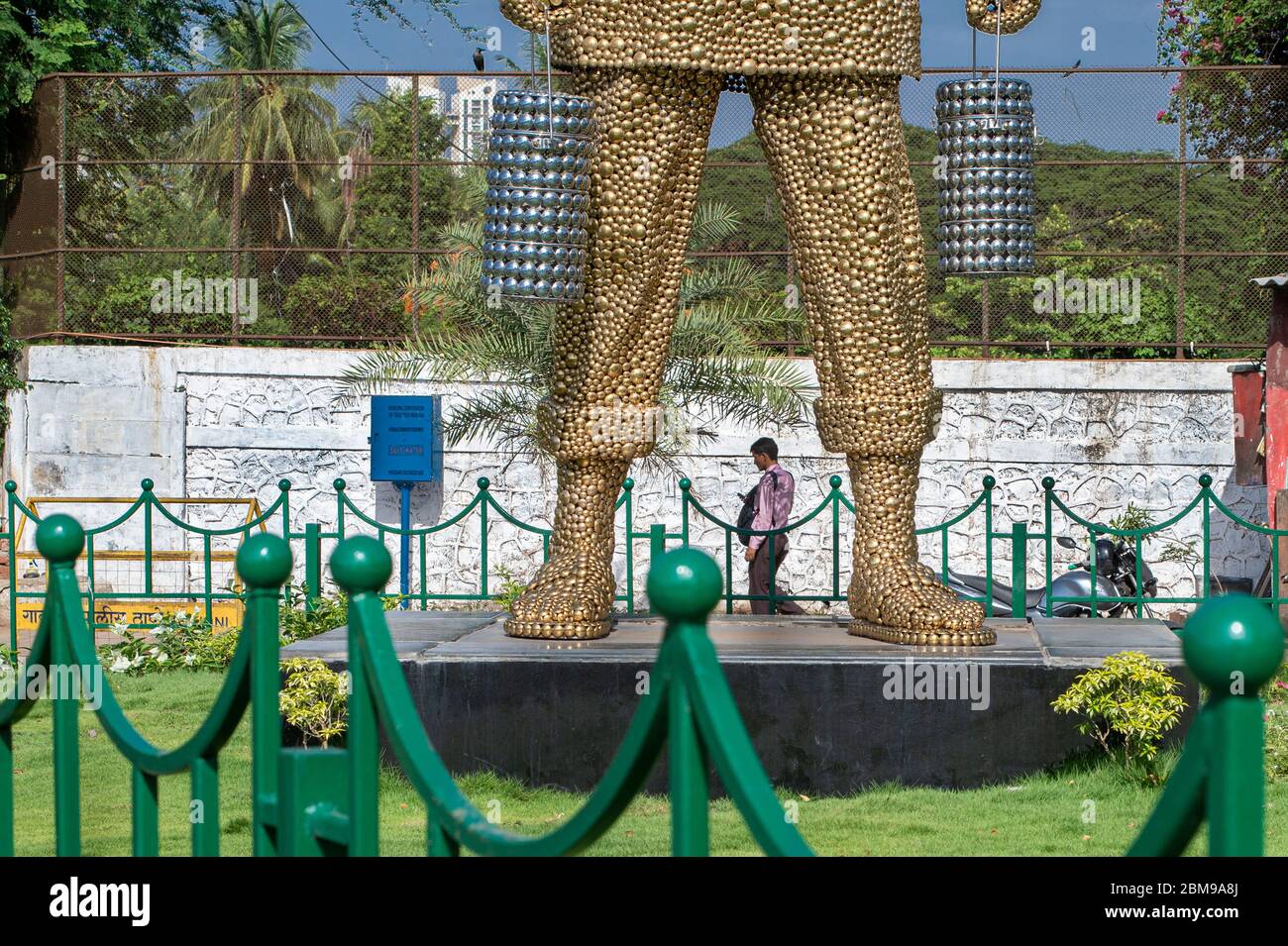 08 Jun 2017 riesige Statue von Mumbai Dabbawala in Tardeo Rd, Haji Ali, Tardeo, Mumbai, MaharashtraIndien Stockfoto