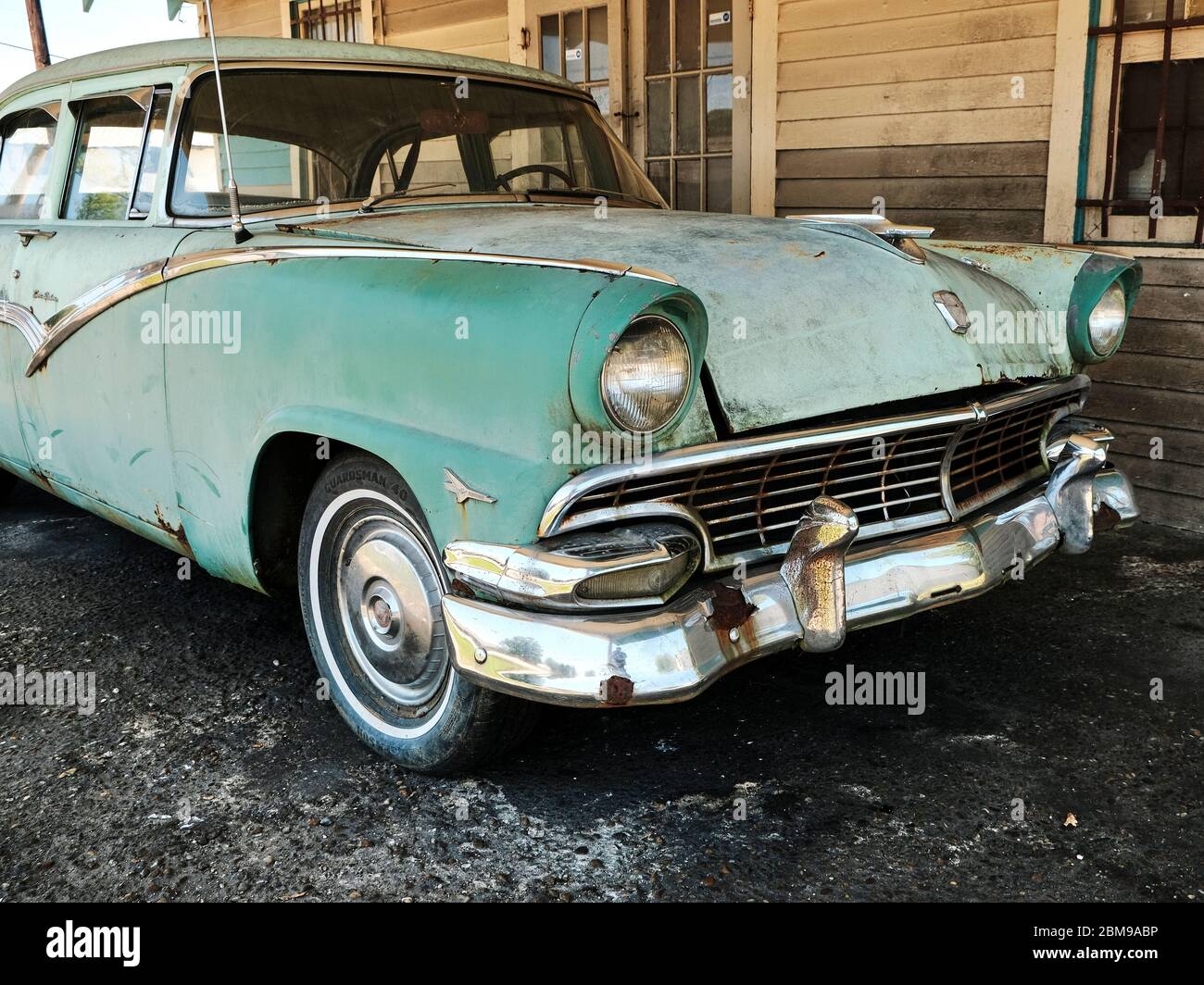 Zweifarbiges grünes, unrestauriertes Ford Fairlane Town Sedan Auto oder Auto, das 1956 in einem Carport in Alabama, USA geparkt wurde. Stockfoto