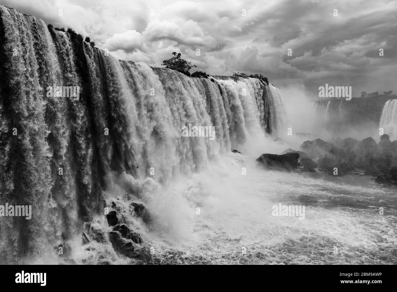 Schwarz-Weiß-Fotografie der Iguazu-Fälle, Brasilien. Stockfoto