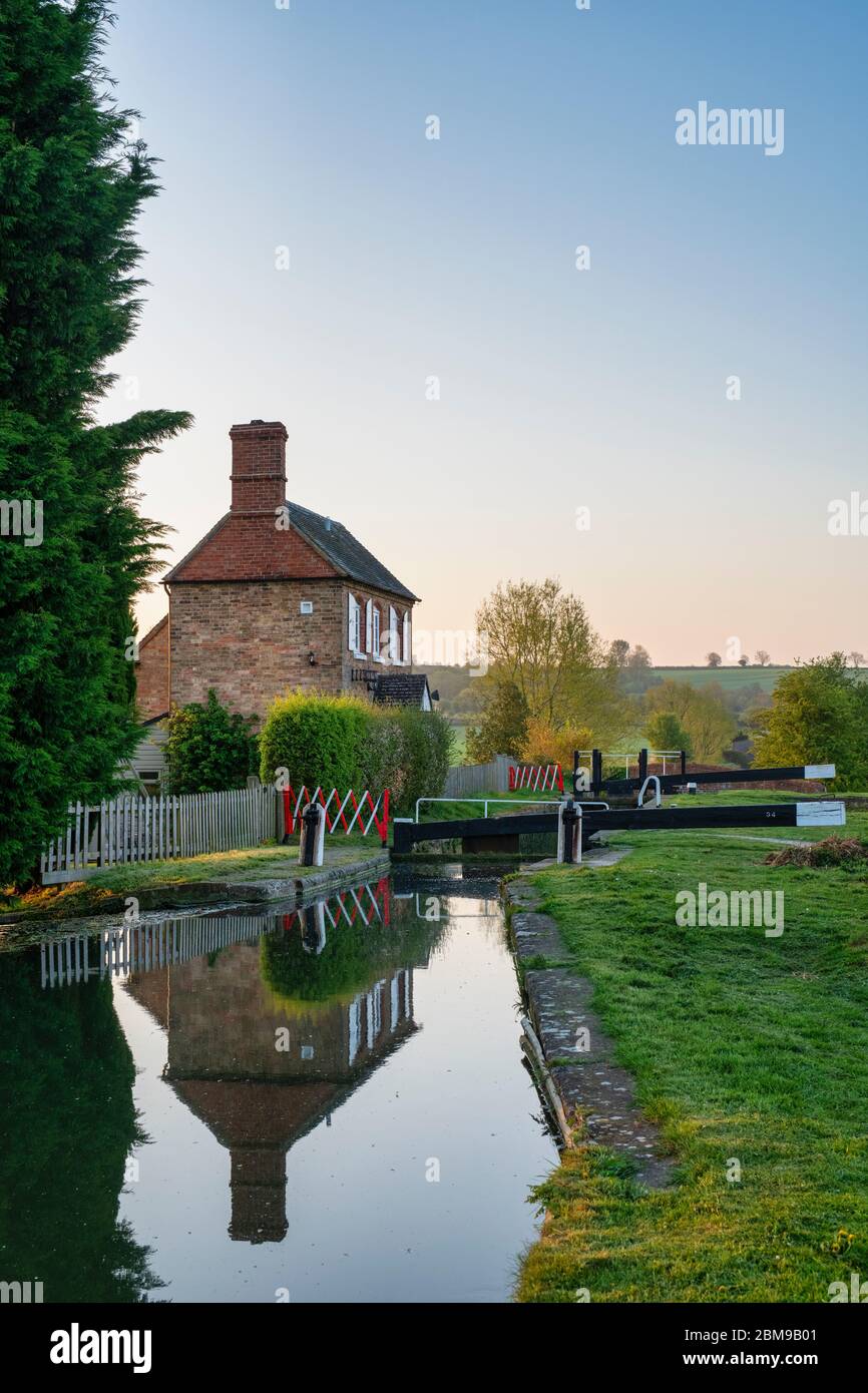 Deep Lock Cottage im Frühling kurz nach Sonnenaufgang. Somerton, Oxfordshire, England Stockfoto